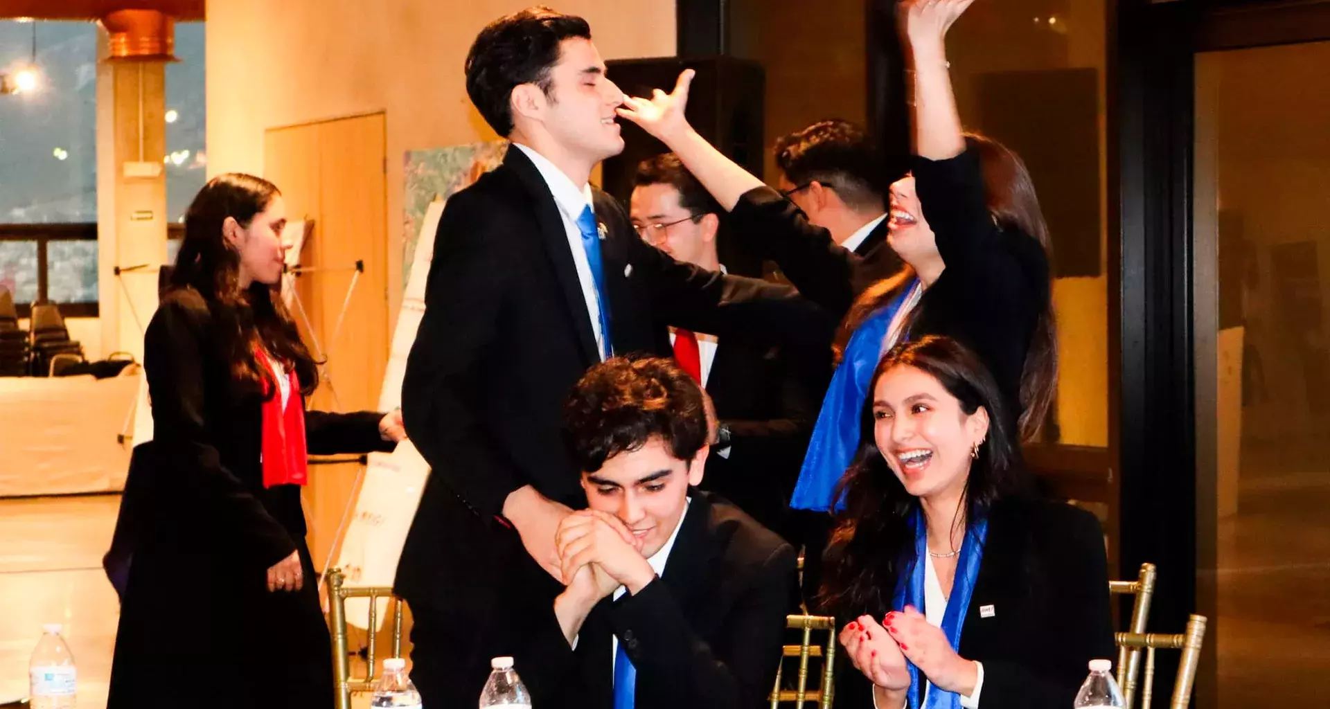 Equipo del Tec de Monterrey campus Laguna festeja su triunfo en torneo nacional de debate