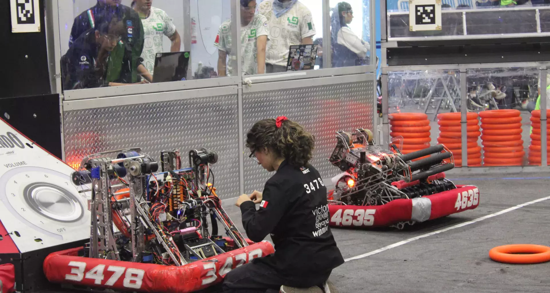 Fotografía donde un integrante del equipo de robótica Lambot 3478 se encuentra afinando detalles antes del comienzo de la competencia