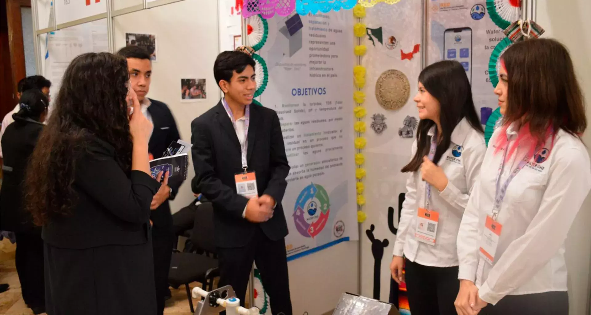 Estudiantes de PrepaTec Navojoa en Lima exponiendo su proyecto de ciencias.