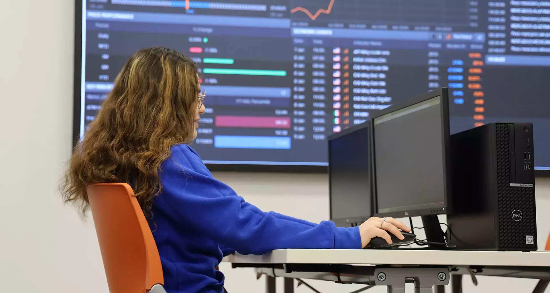 Estudiante en el laboratorio de finanzas