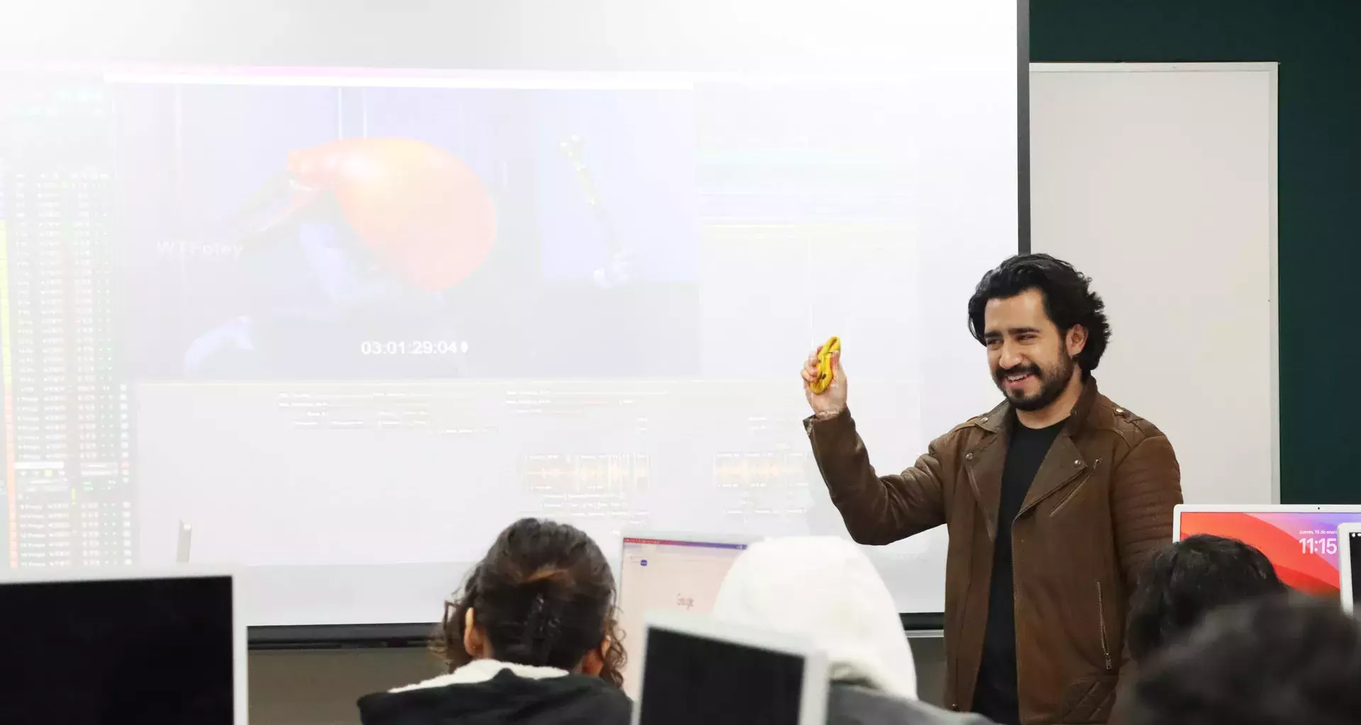 Alan Romero durante un taller de postproducción a estudiantes del campus Monterrey.