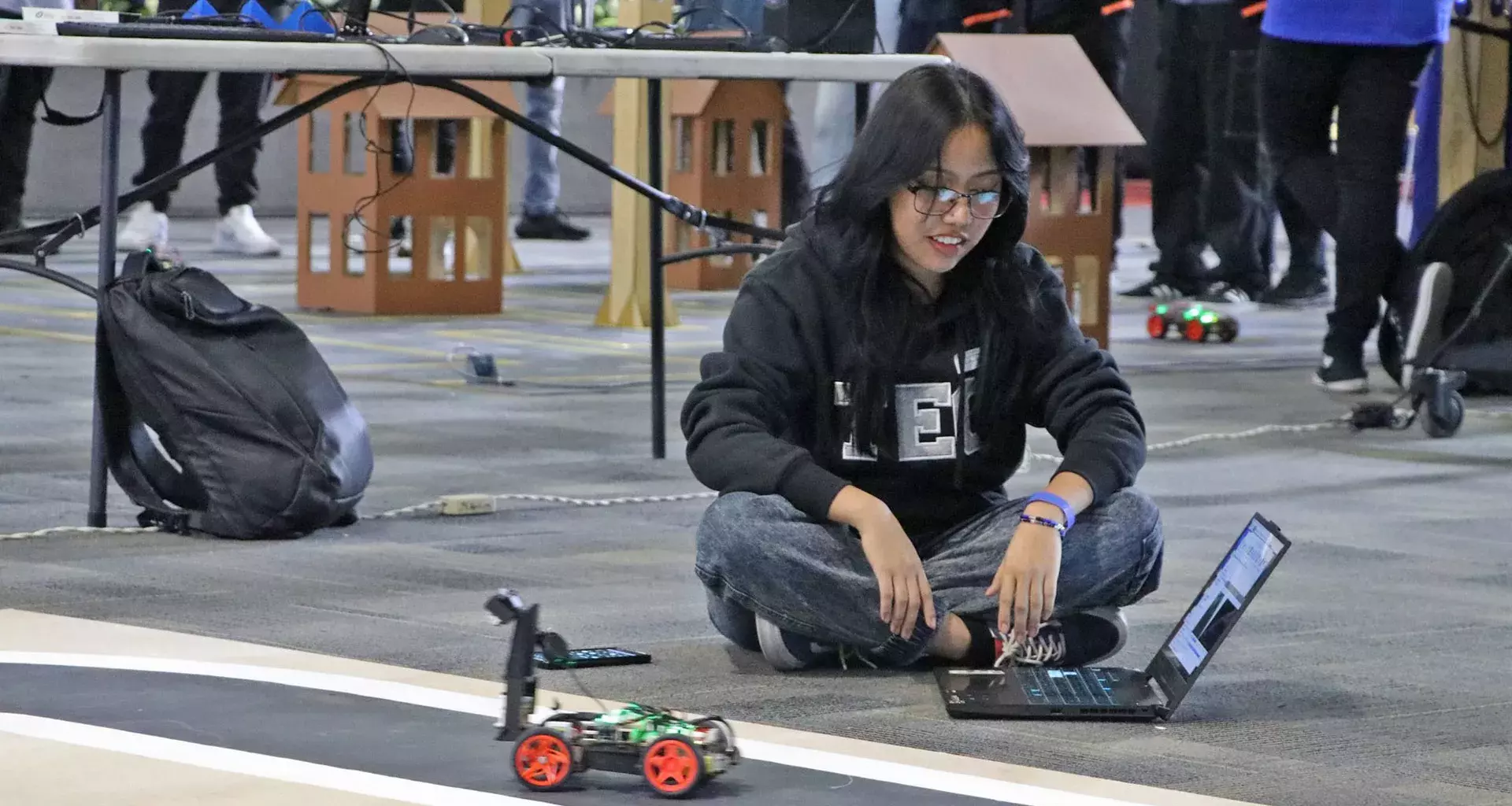 Mixtli, equipo conformado por estudiantes de la Escuela de Ingeniería y Ciencias del Tecnológico de Monterrey, campus Cuernavaca, ganan el primer lugar en la categoría de vehículo terrestre autónomo durante la sexta edición del Autonomous Mechatronics Grand Prix.