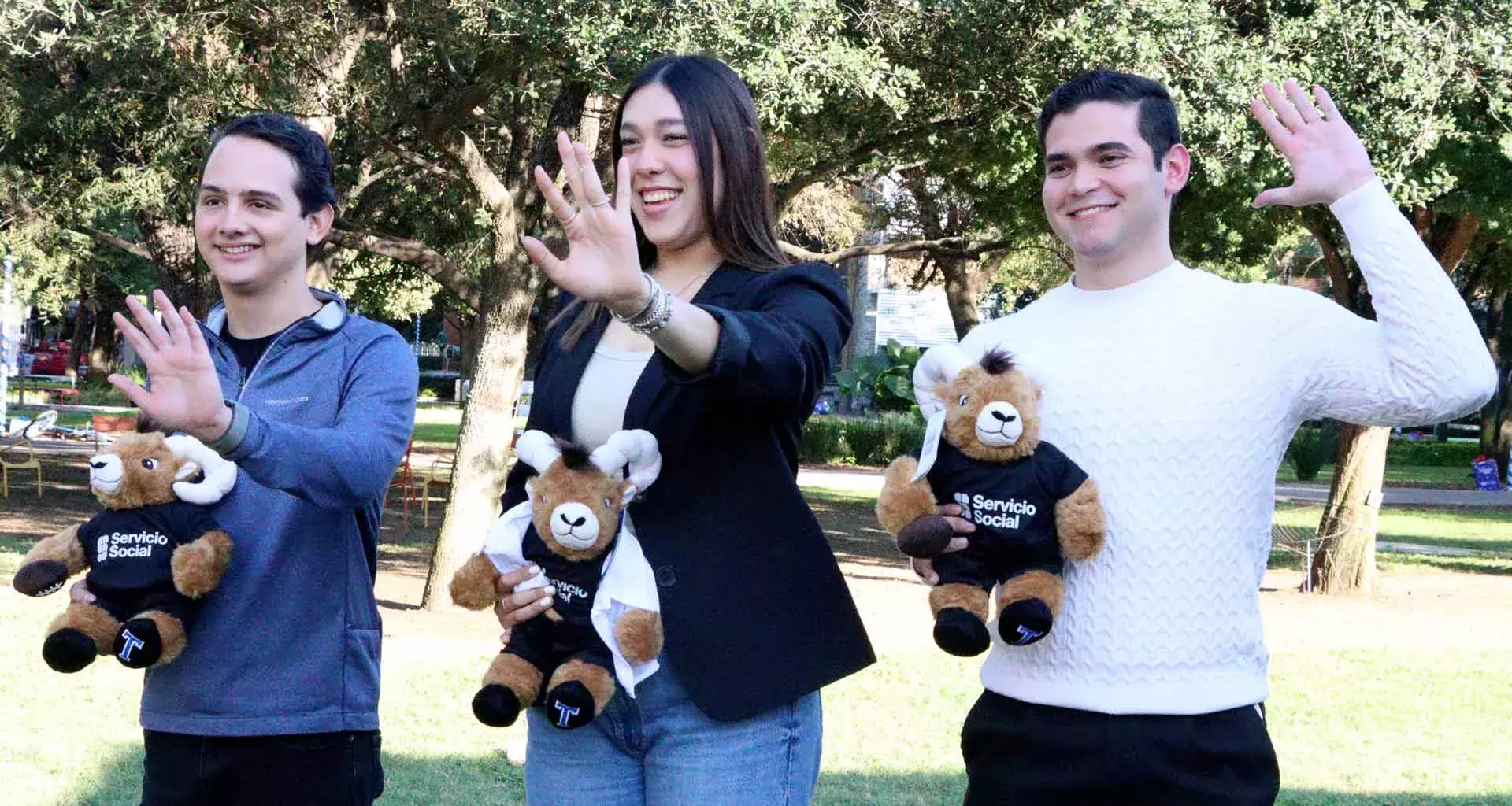 Alejandro Padilla, Rebeca Saint y Federico Ríos saludando a la cámara.