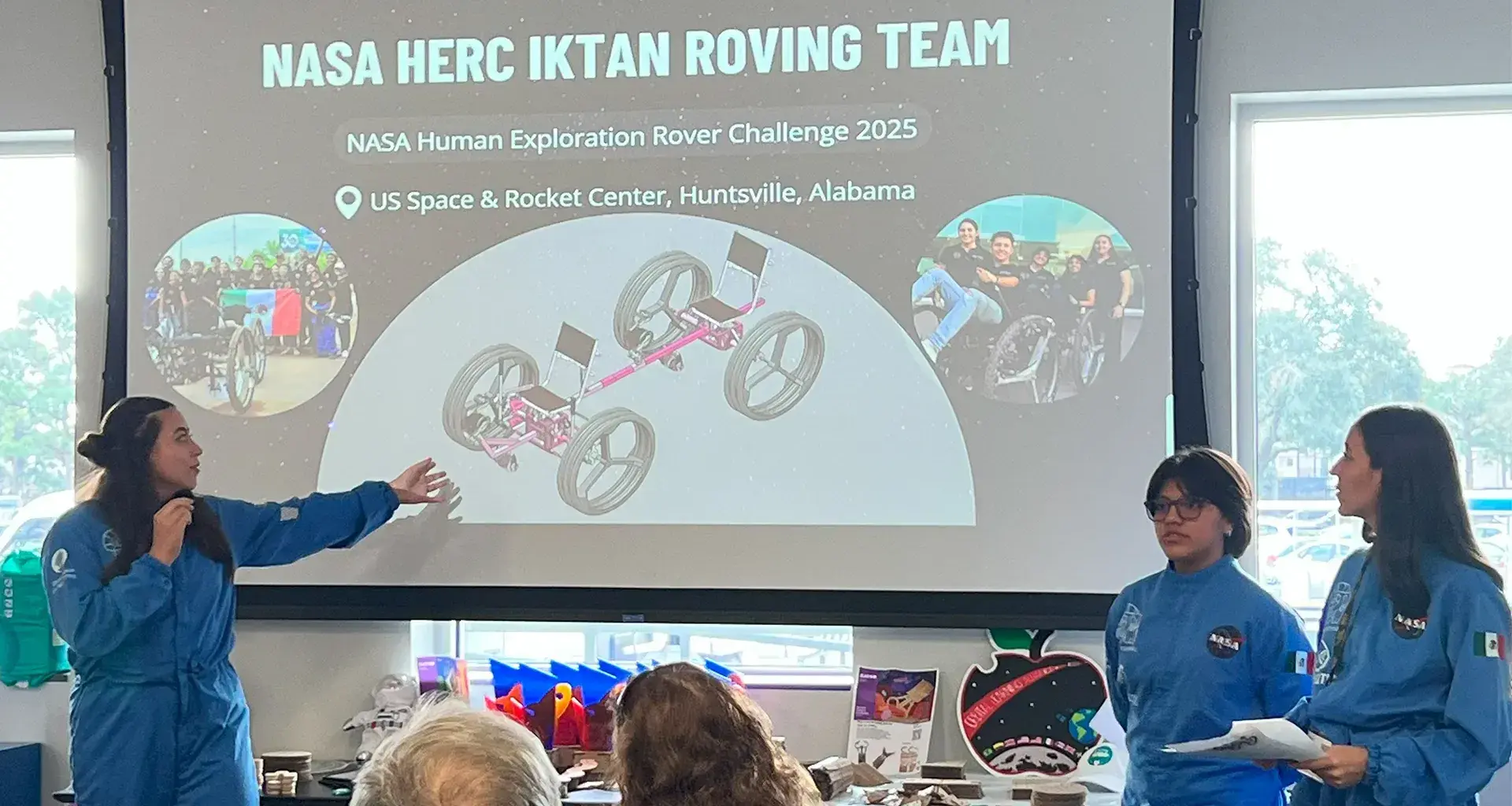 Las estudiantes de ingeniería y miembros del equipo IKTAN Roving del Tecnológico de Monterrey, campus Cuernavaca, Carla Pardo y Fernanda Rivera, junto con la egresada Dafne Ocampo, impartieron el taller ECO-ROVERS en el evento internacional Space Exploration Education Conference (SEEC) de la NASA.