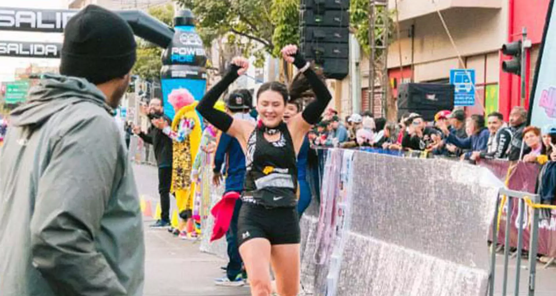 cruzando la meta del maraton internacional de culiacan