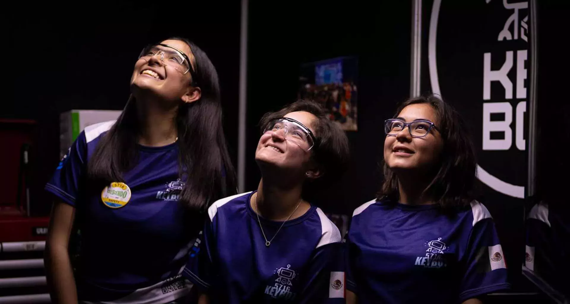 Integrantes del equipo Keybot, el equipo de robótica de PrepaTec campus Hidalgo, observando hacia arriba durante su tiempo en los pits en una competencia