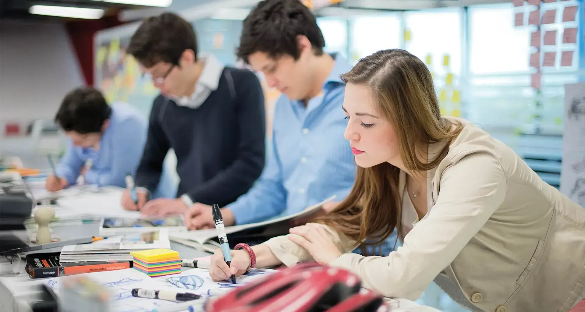 3 alumnos y 1 alumna que estudian su carrera profesional en el Tec de Monterrey