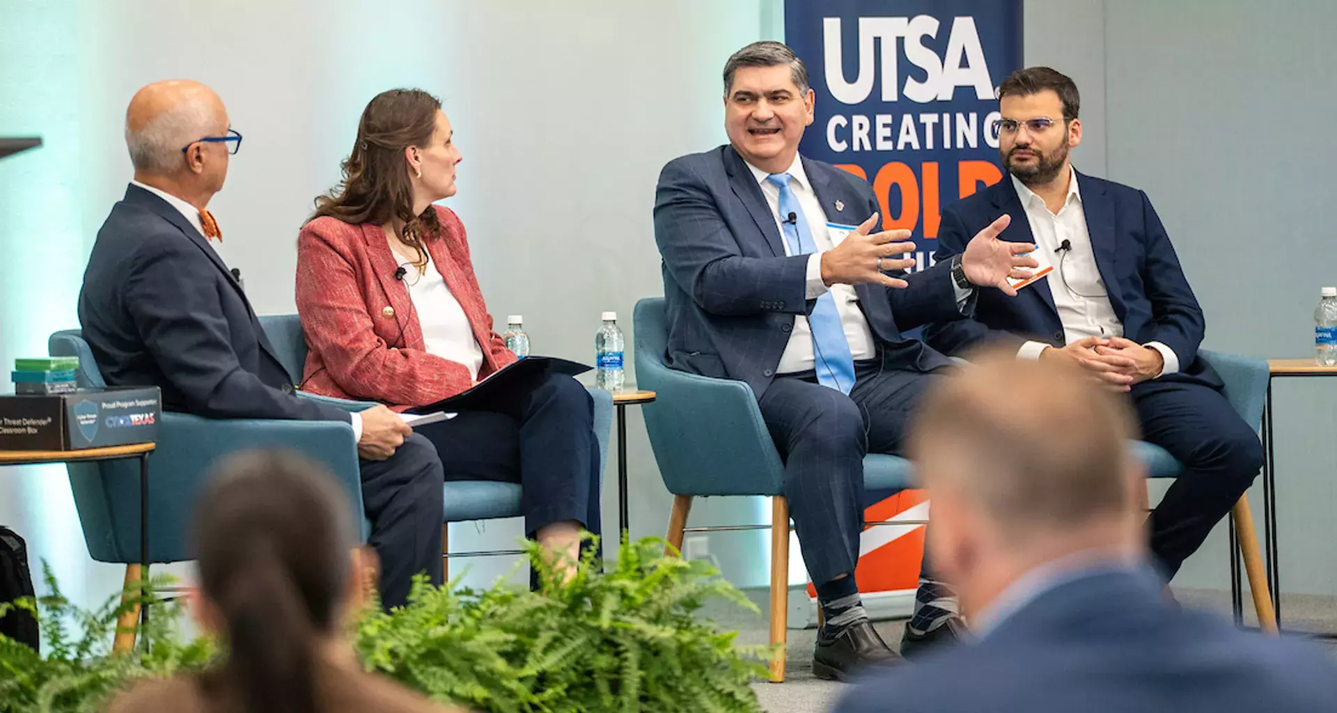 David Garza, presidente ejecutivo del Grupo Educativo Tecnológico de Monterrey, dijo que las universidades deben preparar a sus estudiantes a adaptarse ante los cambios que se esperan en el futuro, en panel en la University of Texas at San Antonio (UTSA).