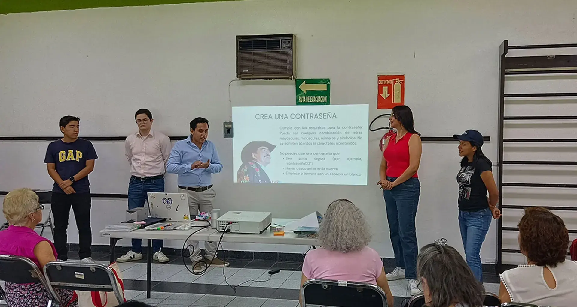 Estudiantes de cuarto semestre de la Licenciatura en Finanzas del Tec campus Cuernavaca, impartieron talleres de educación financiera y finanzas personales a adultos mayores en el CEAGEM.