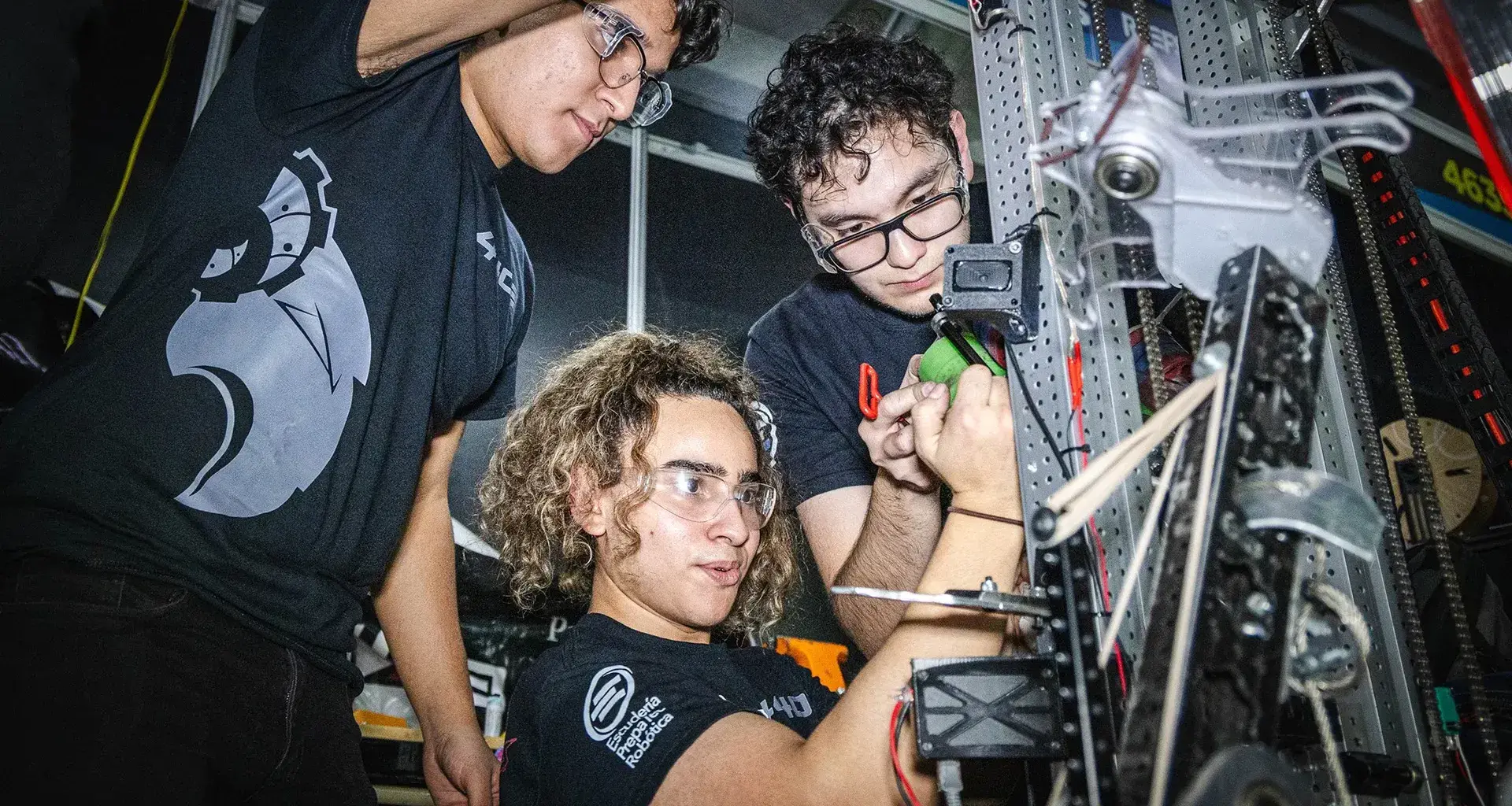 Jóvenes de PrepaTec Laguna trabajan en su robot durante la competencia Regional Monterrey de FIRST 2025