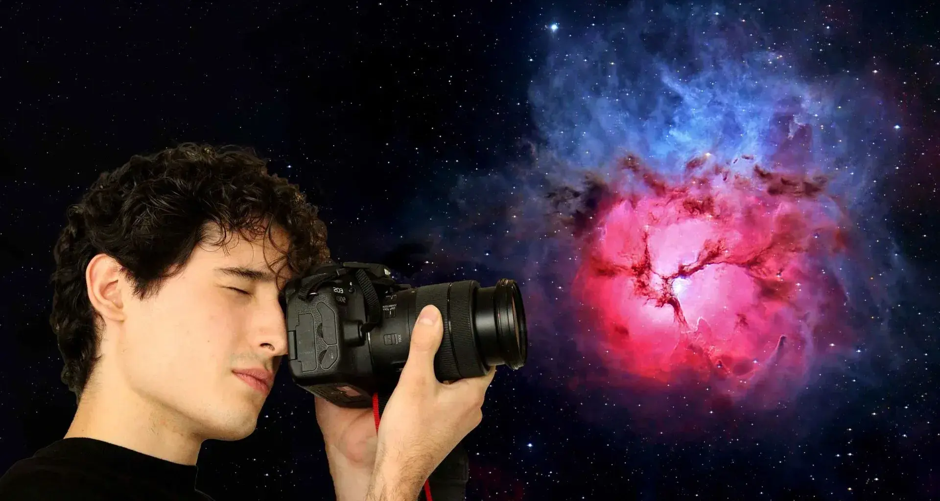 Mauricio Villarreal con una cámara fotográfica Canon.