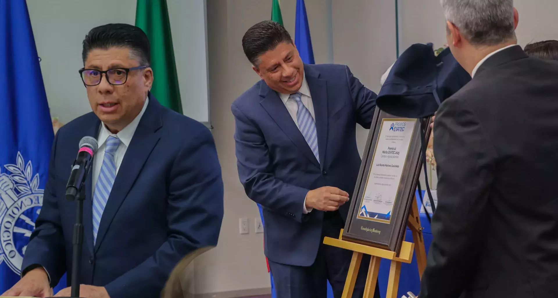 Ricardo con su premio y en el discurso de agrradecimiento