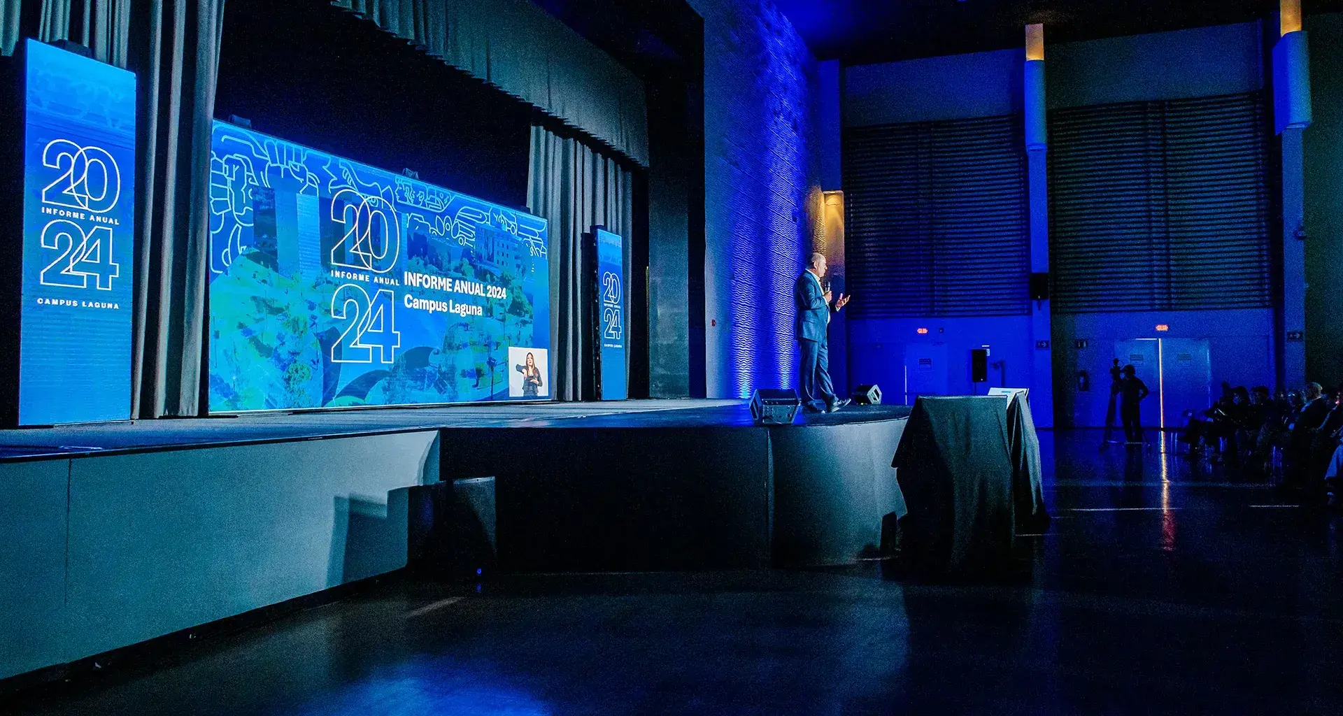 Agustín Hernández Castro, director general del Tec de Monterrey campus Laguna presenta el Informe Anual 2024 en un escenario