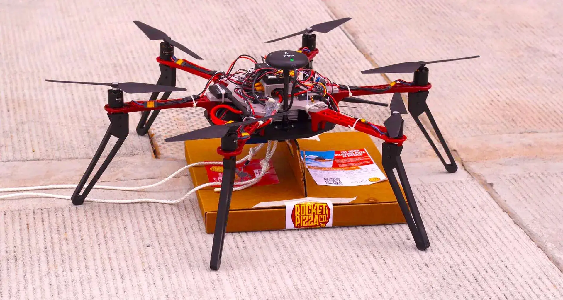 El dron "Alexa" sostiene una pizza.