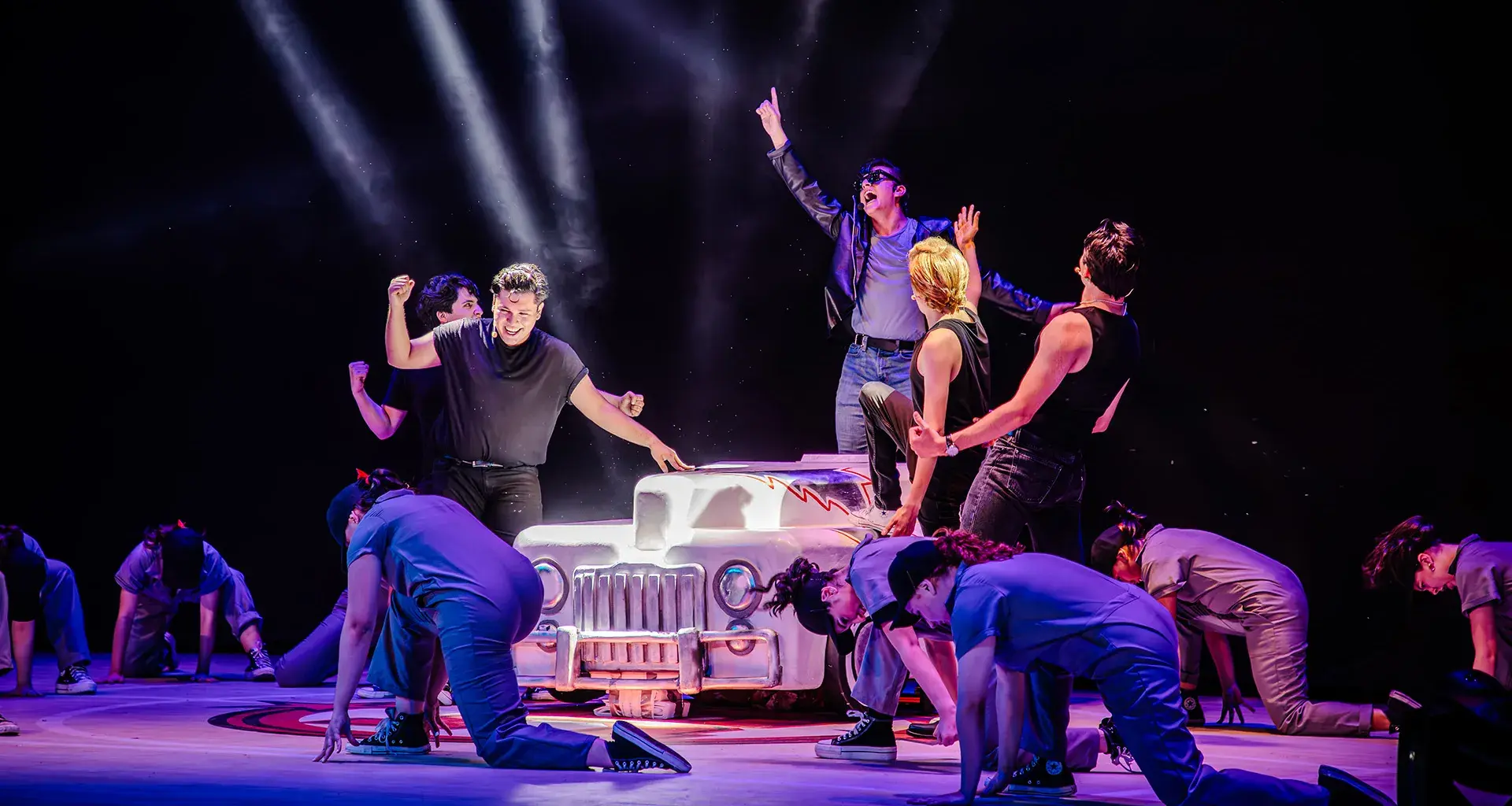 Estudiantes Tec presentan canción Grease Lightning en el Teatro Isauro Martínez