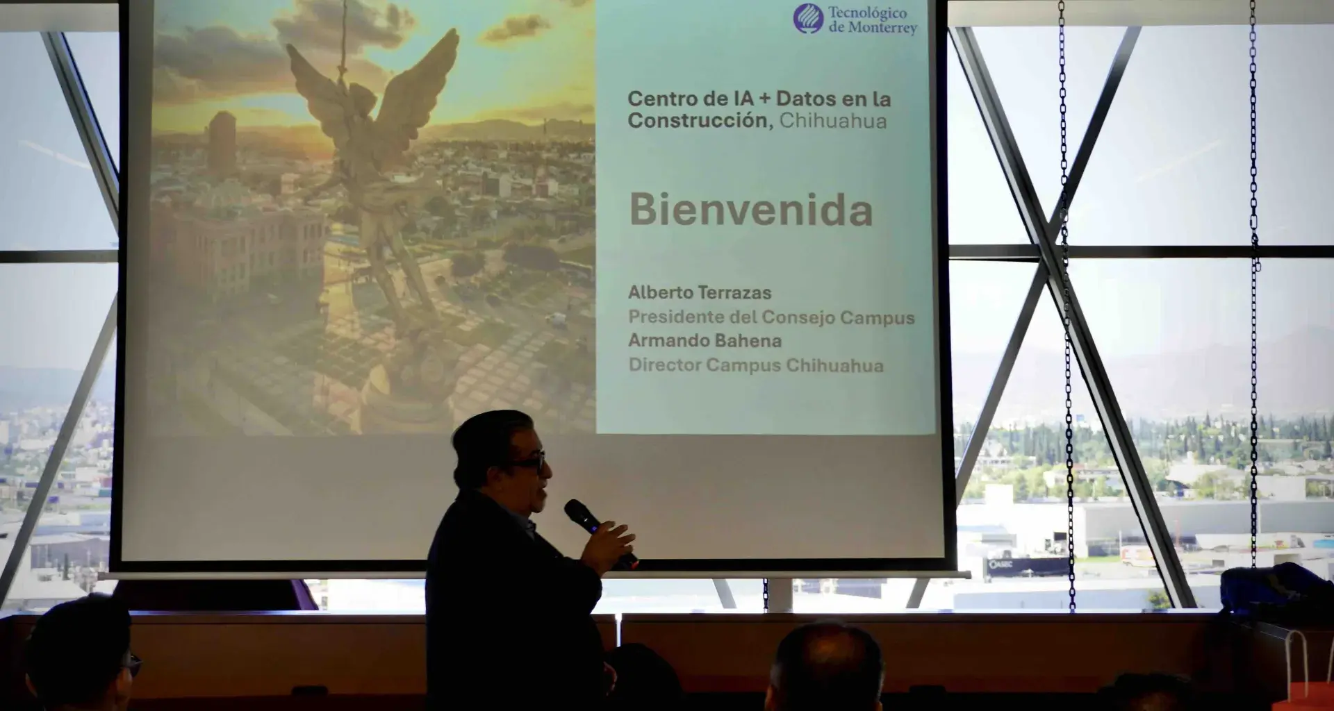 Enrique Cortés abre las sesiones para la creación de un Centro de IA y Datos en el Tec campus Chihuahua
