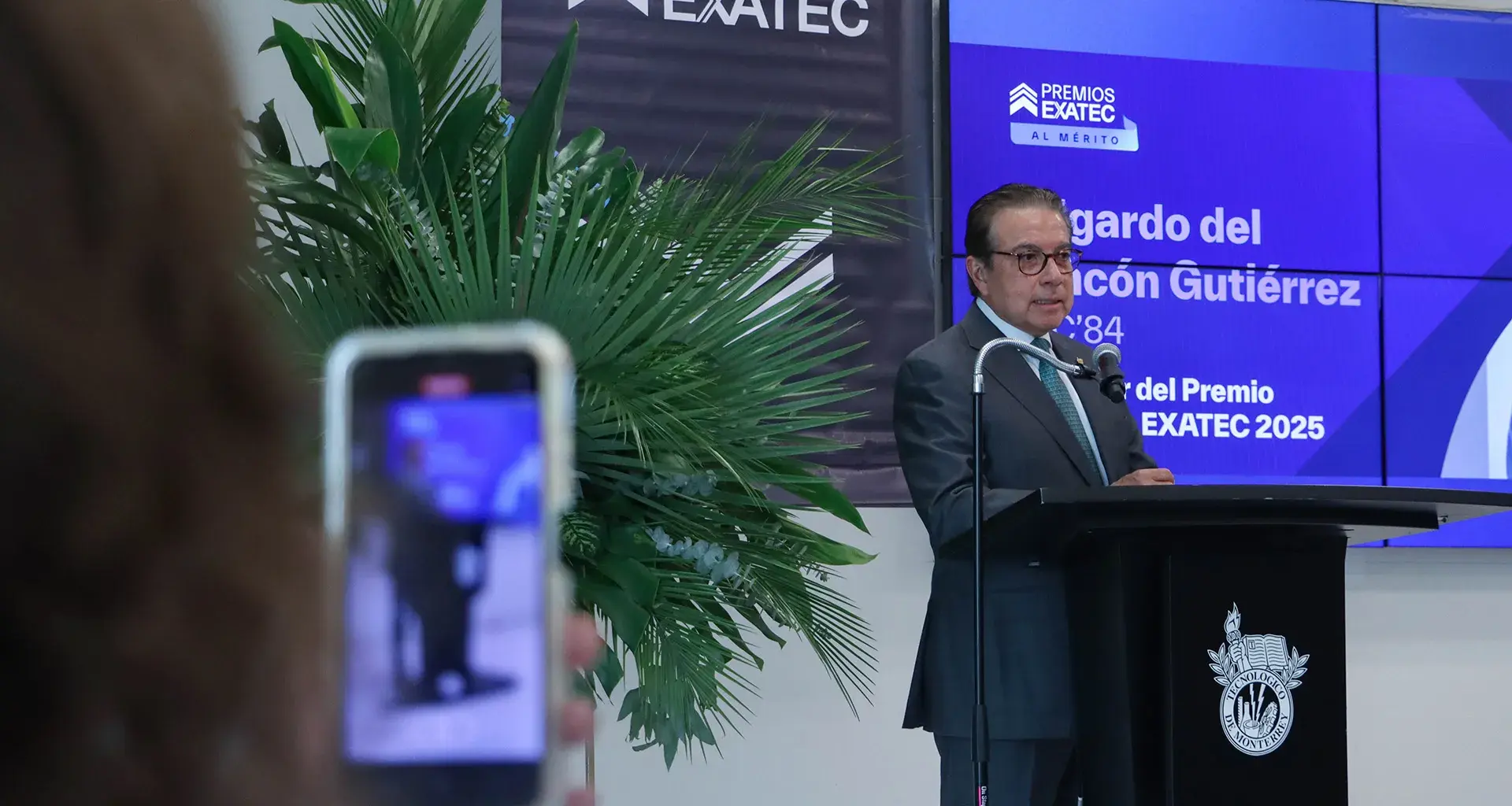 Edgardo del Rincón dando un discurso en ceremonia de premiación