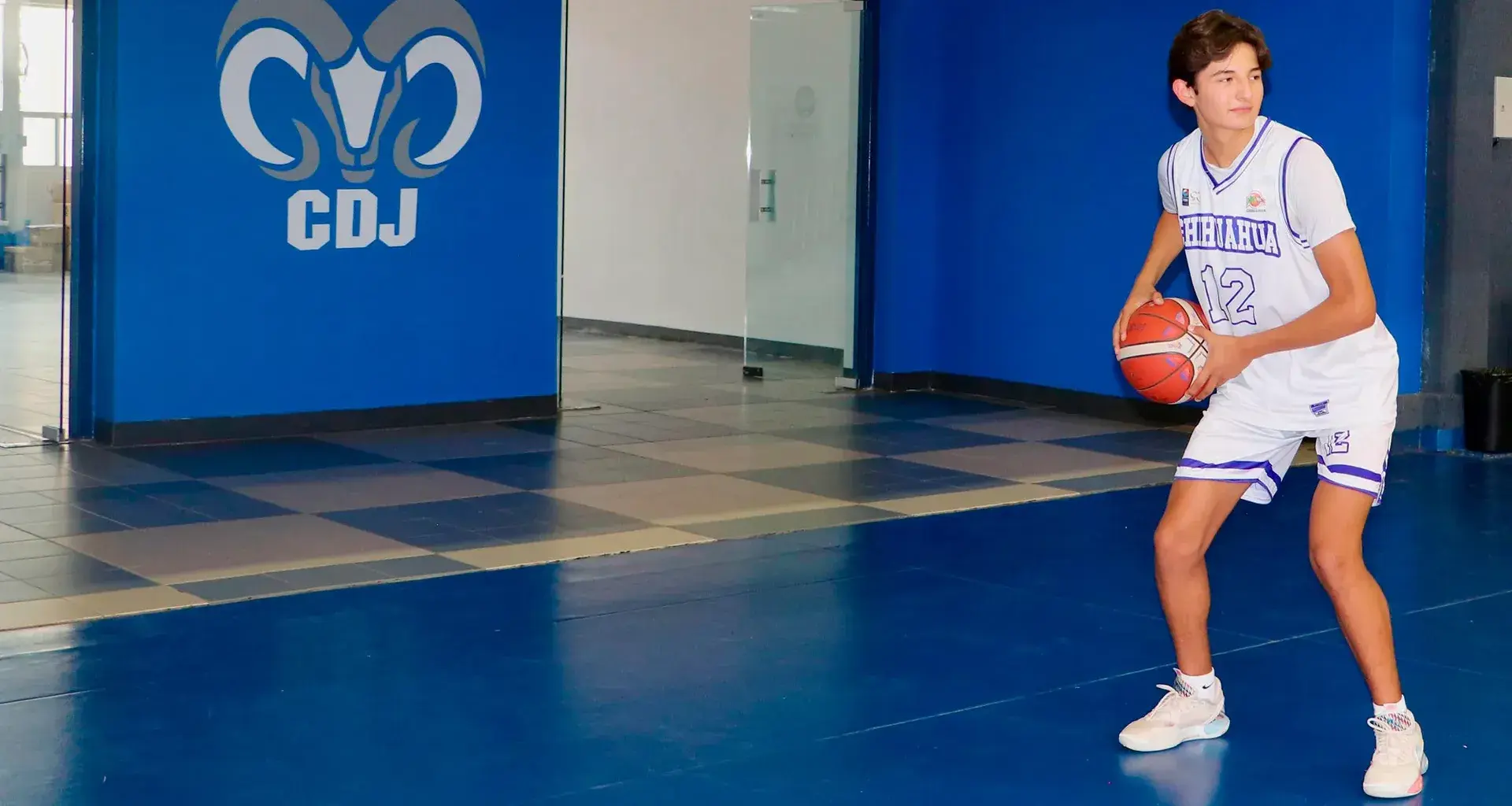 Alumno PrepaTec practicando basquetbol en gimnasio del Tec Ciudad Juárez