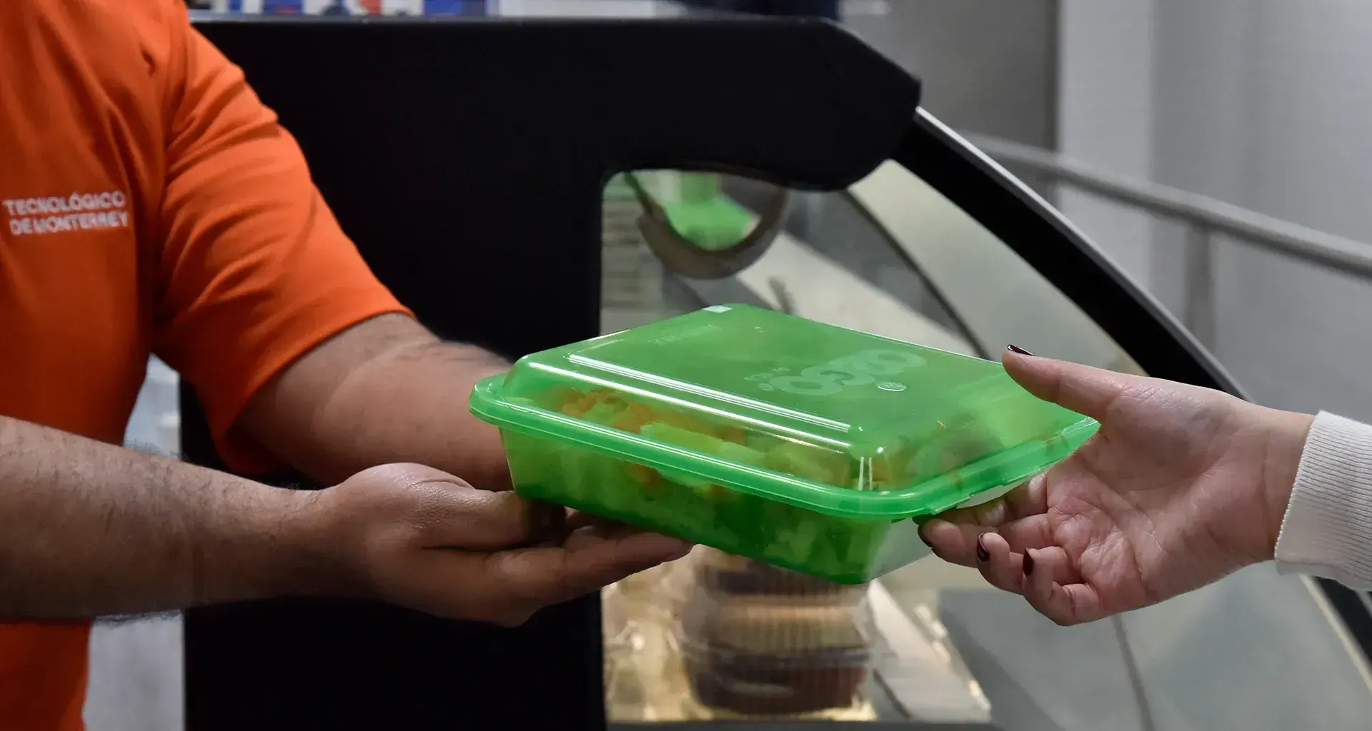 Comunidad Tec utiliza contenedores de plástico reutilizable para la comida