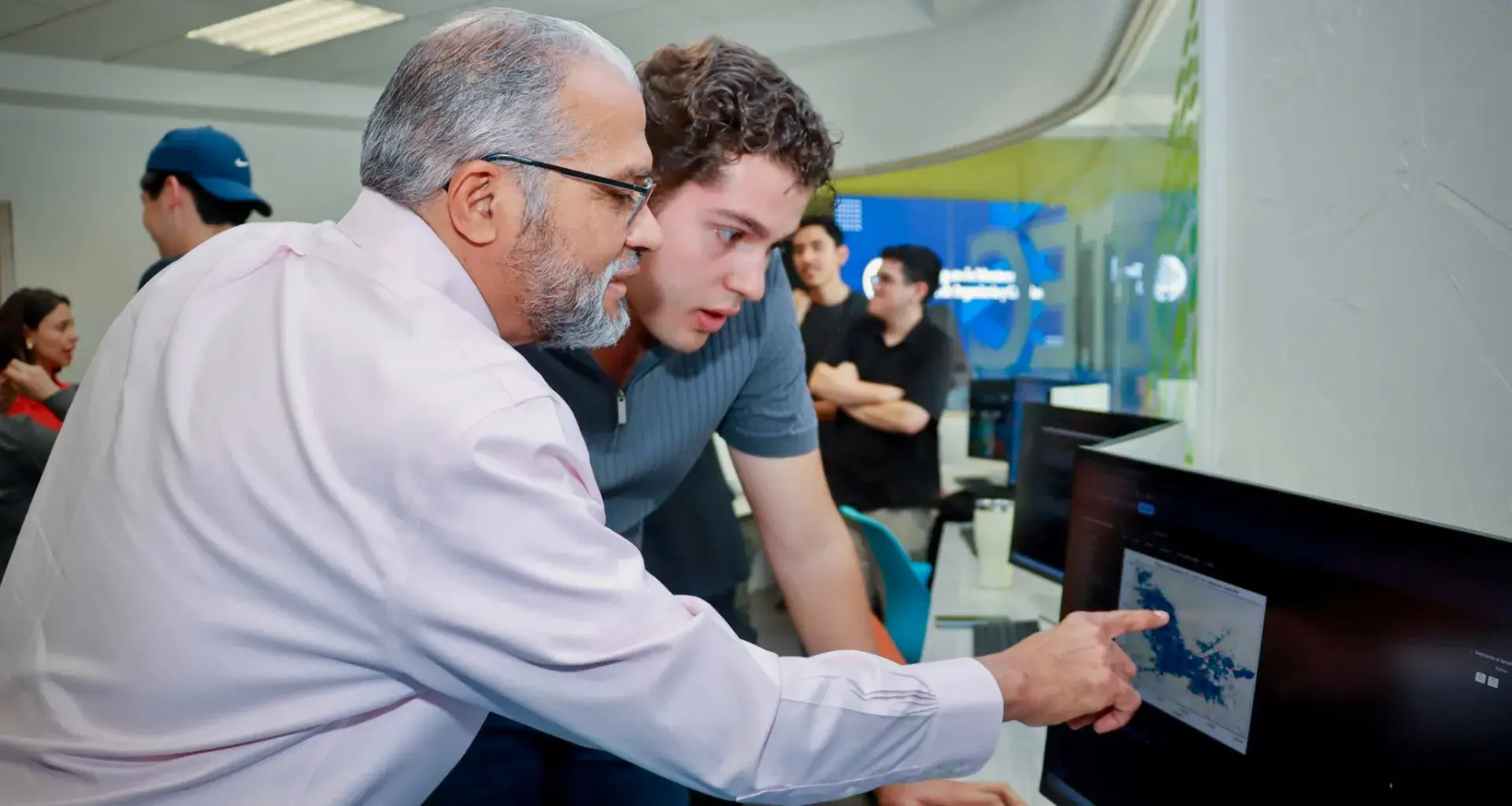 El decano nacional de la Escuela de Ingeniería y Ciencias del Tec de Monterrey, Feniosky Peña-Mora, interactúa con alumnos durante la inauguración del Laboratorio de IA del campus Chihuahua.