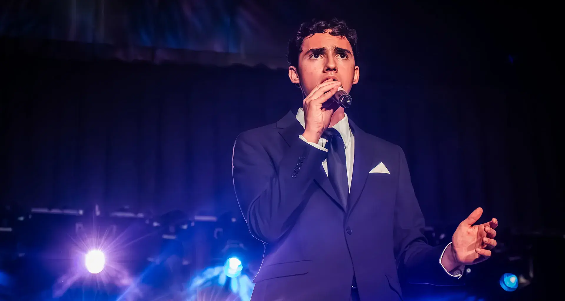 Estudiante viste de traje y destaca como cantante en evento del 50 aniversario del Tec de Monterrey campus Laguna