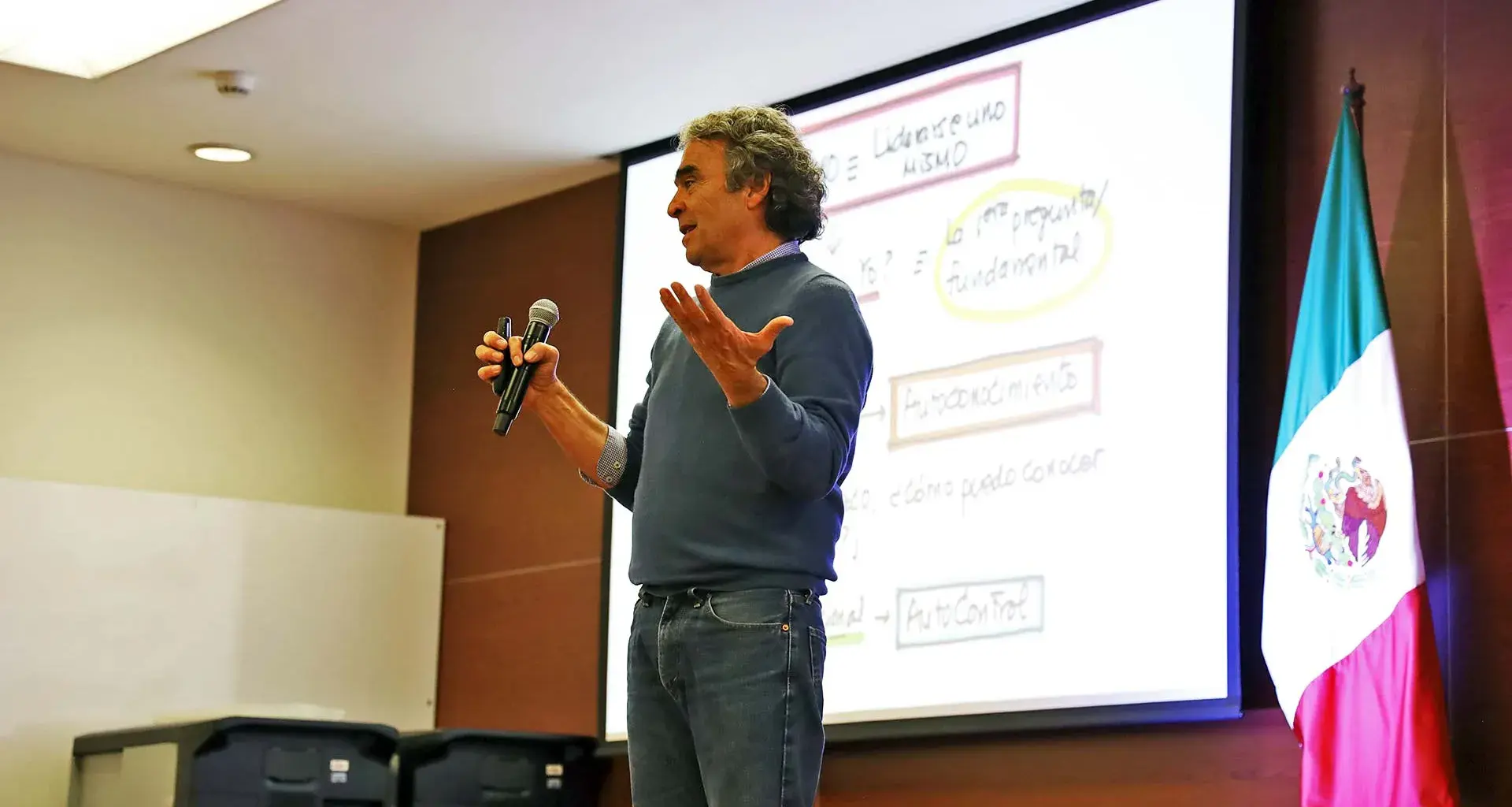 Liderazgo social, con propósito, fue el tema de la ponencia del académico y político Sergio Fajardo.