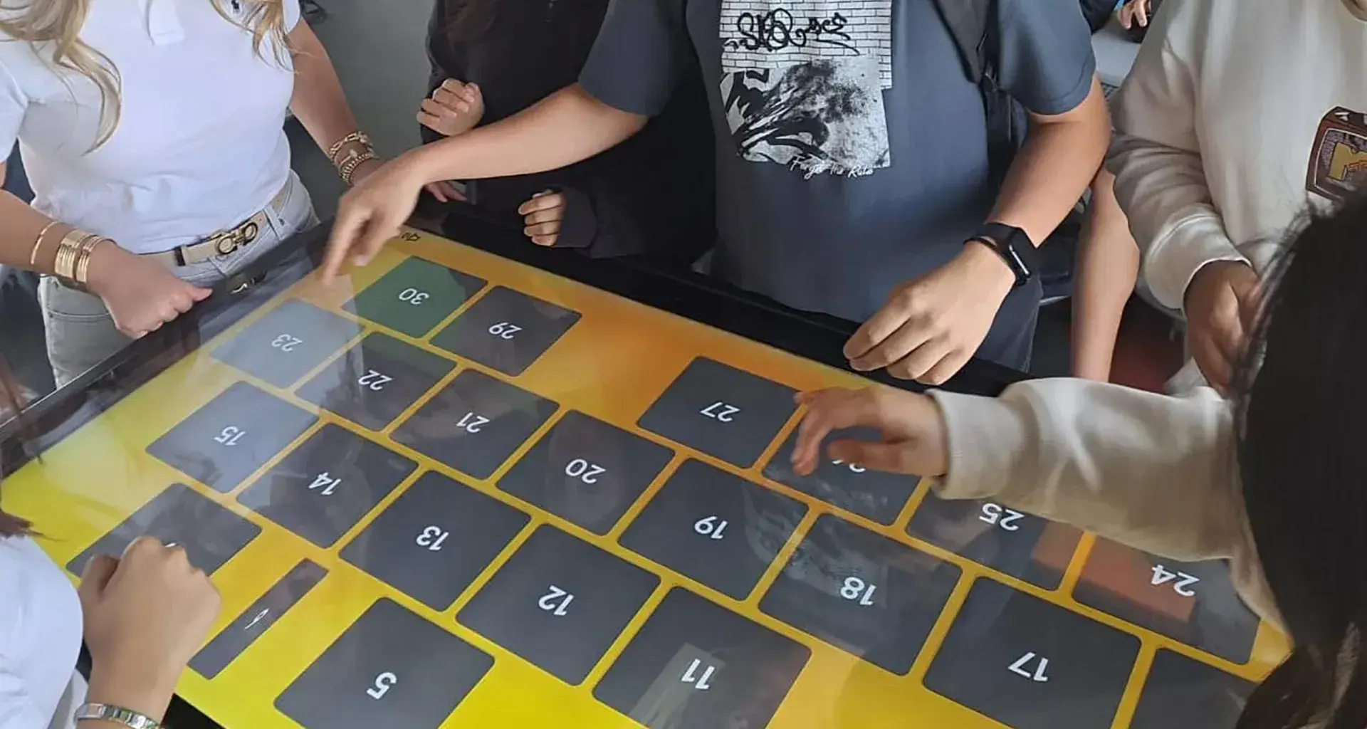 Foto de la mesa interactiva siendo usada para un ejercicio de matemáticas