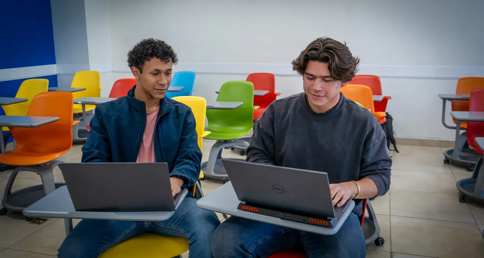 Estudiantes preparándose para congreso global.