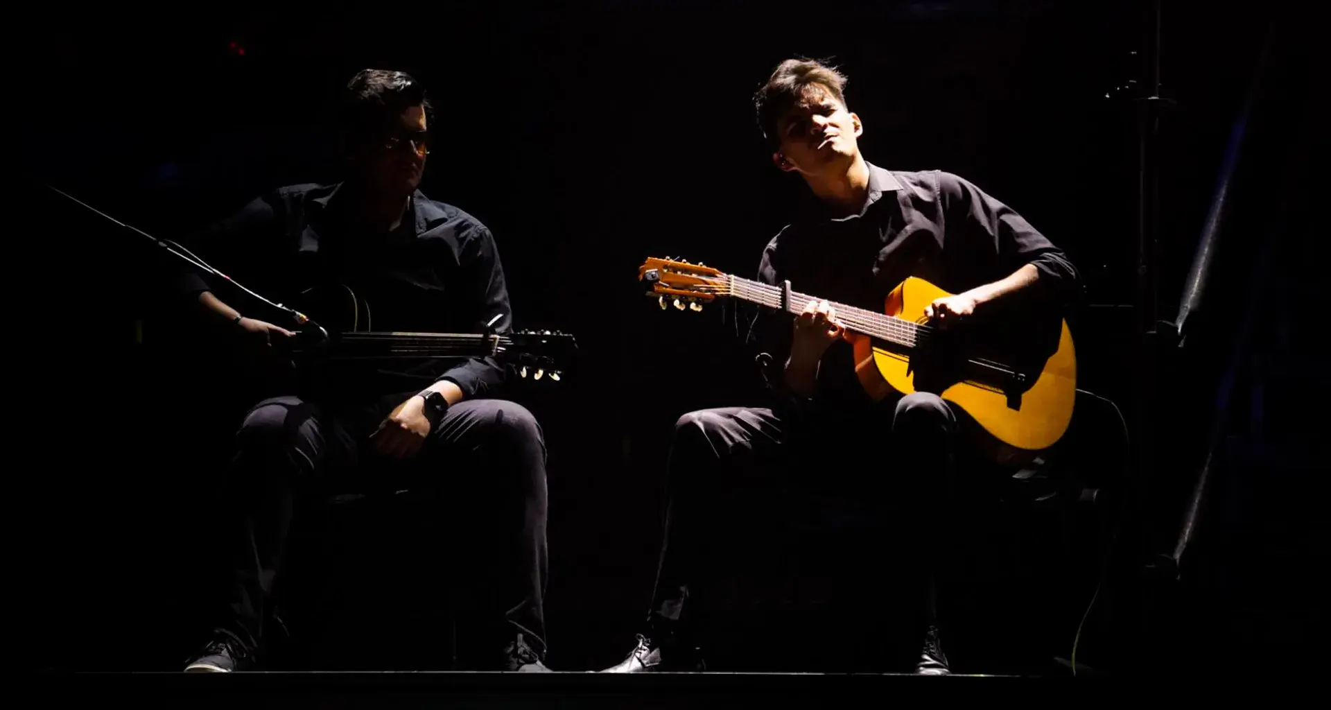 Cobe Salcido toca la guitarra al revés