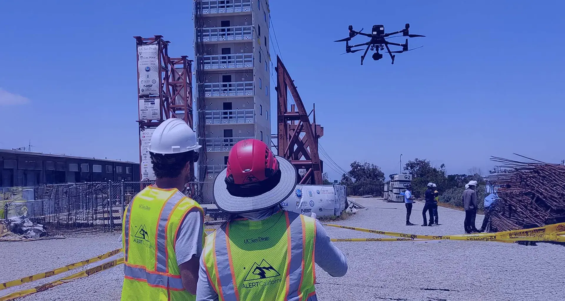 Abraham Romo volando un dron