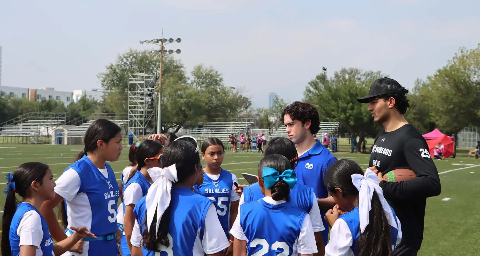 ¡Proyecto Salvaje! Borregos MTY inculca con deporte valores a niños