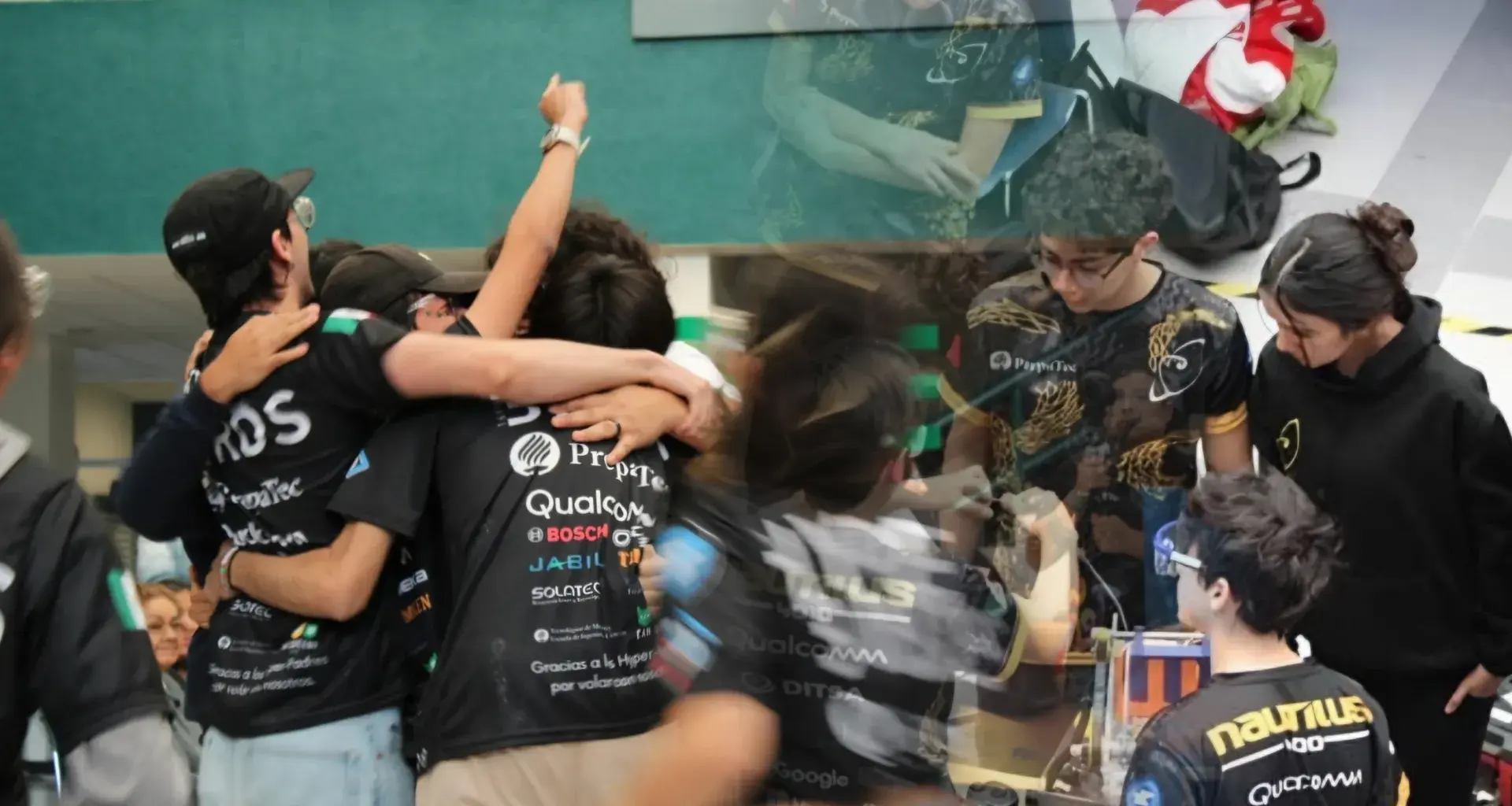 Integrantes de Hypebirds celebran su desempeño mientras el equipo Nautilus compite durante el regional de FIRST Tech Challenge.