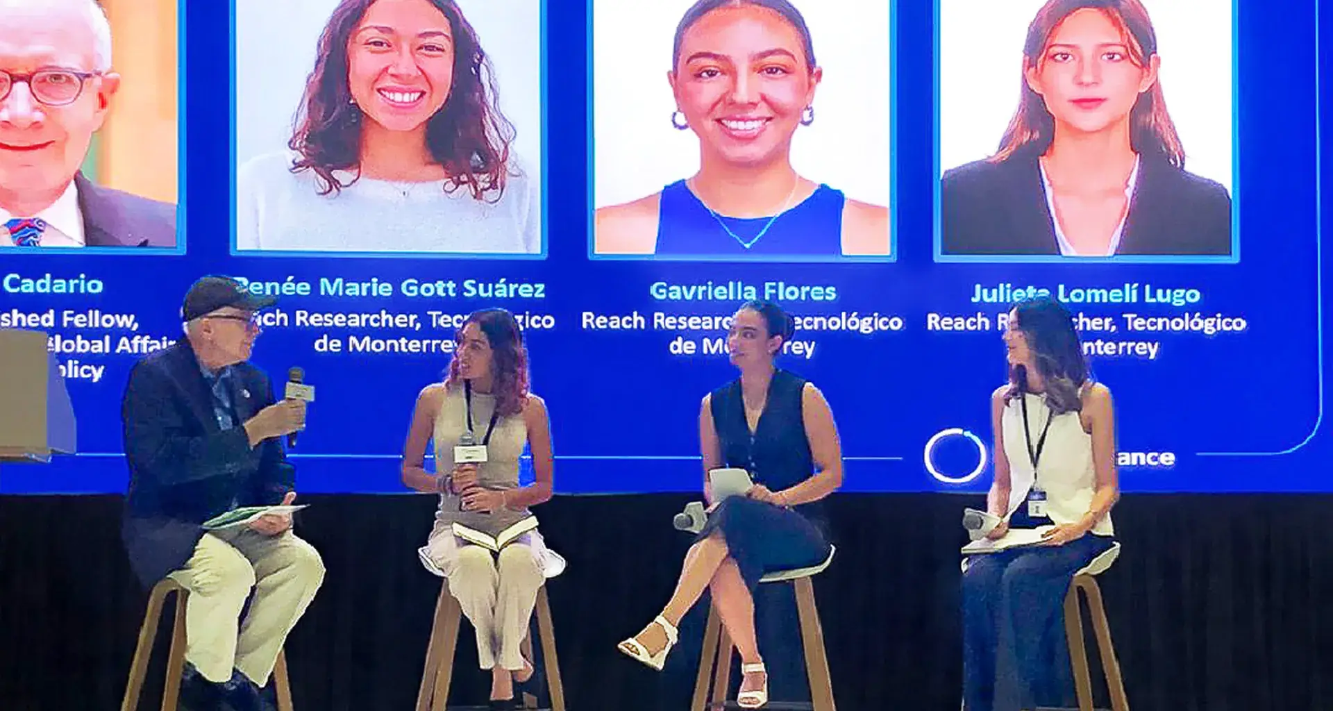 Estudiantes del Tec presentando en Singapur en el Reach Alliance