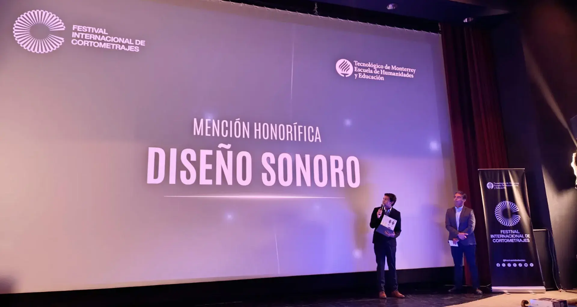 Estudiante dando un discurso después de recibir mención honorífica.