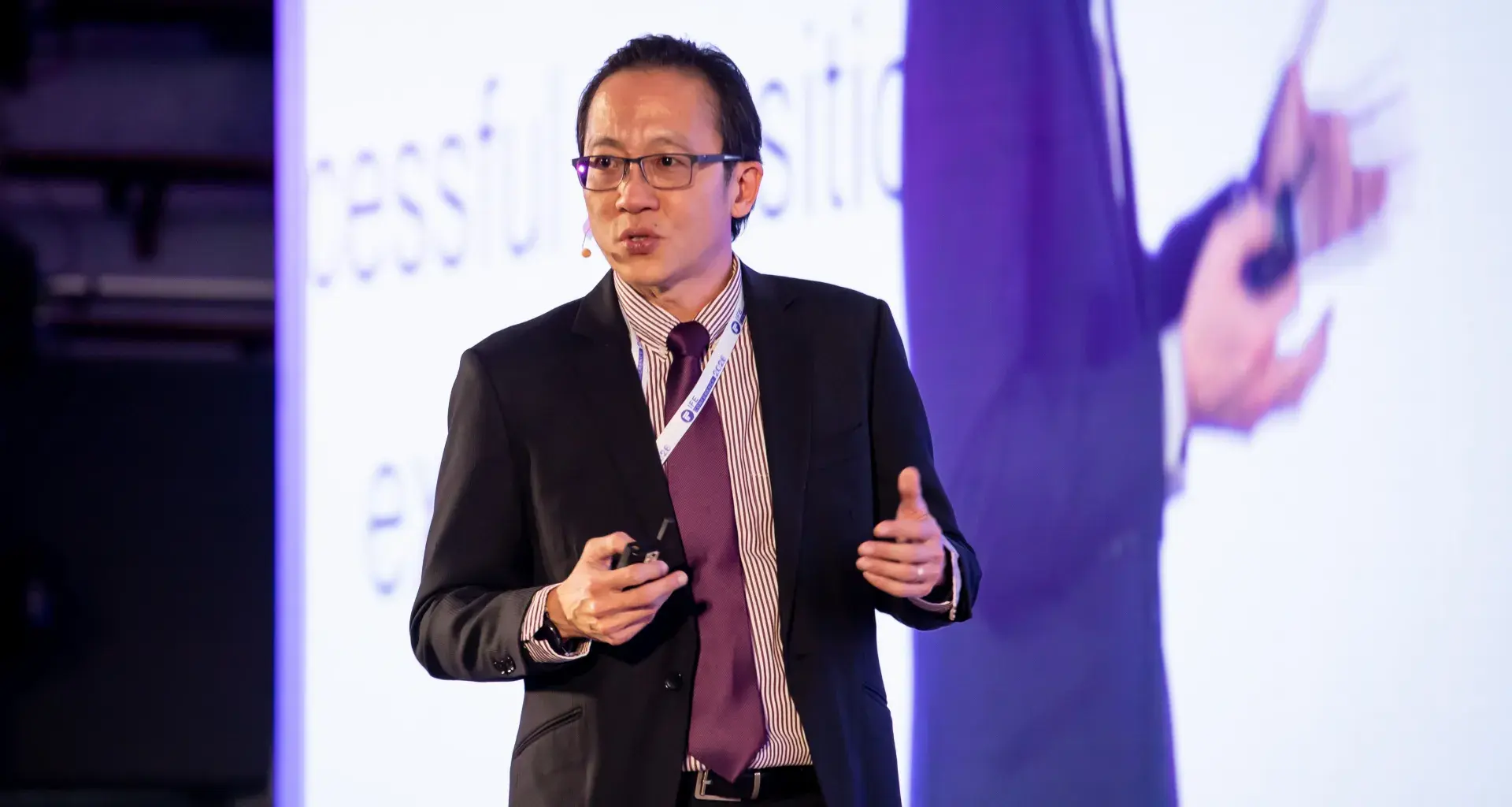 Michael J. L. Fung, director ejecutivo del Instituto para el Futuro de la Educación (IFE) del Tec de Monterrey, en el escenario hablando de como la inteligencia artificial (IA) generó una disrupción en la enseñanza