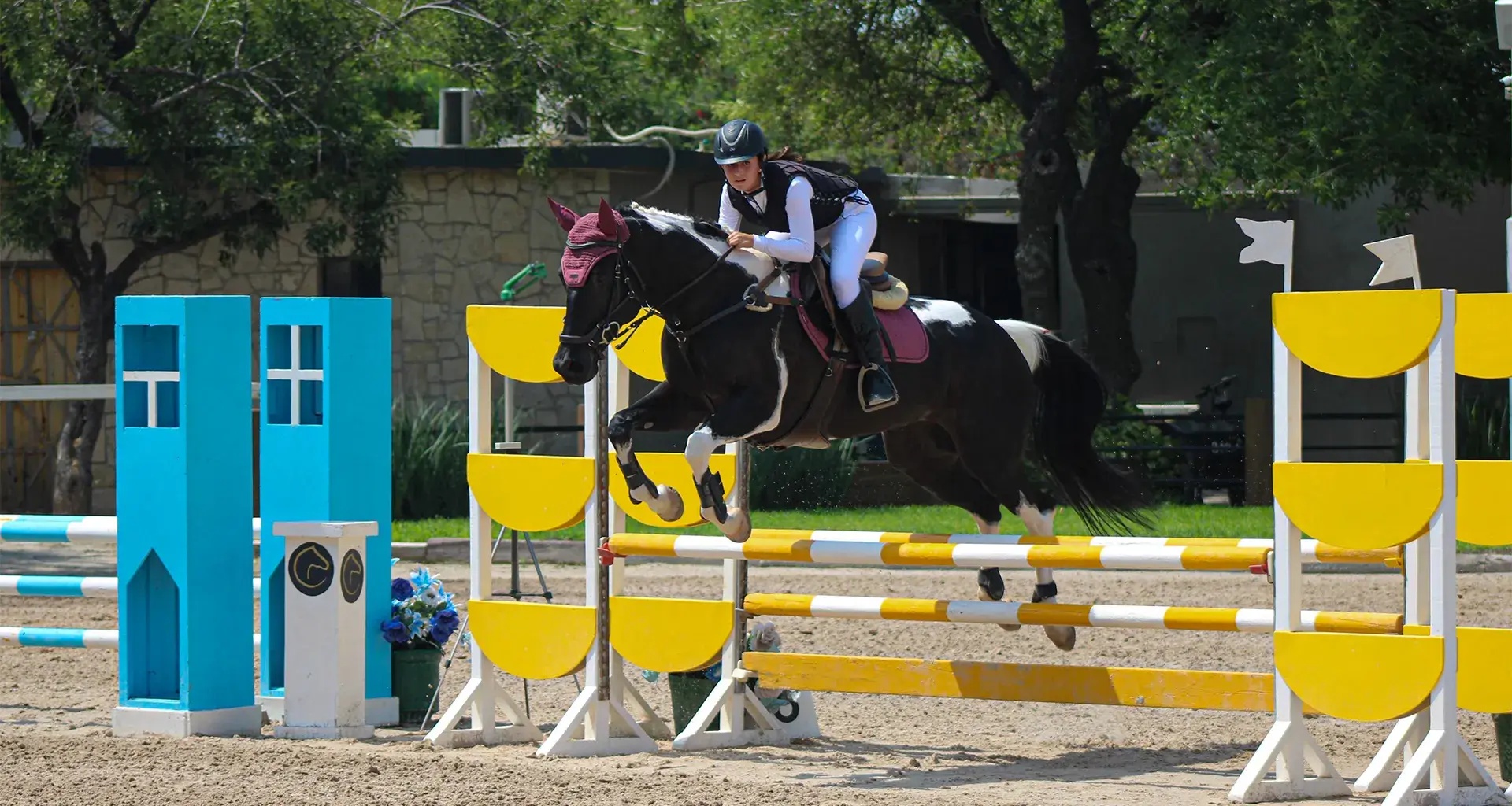 Renata Pepi montando su caballo en competencia de equitación.