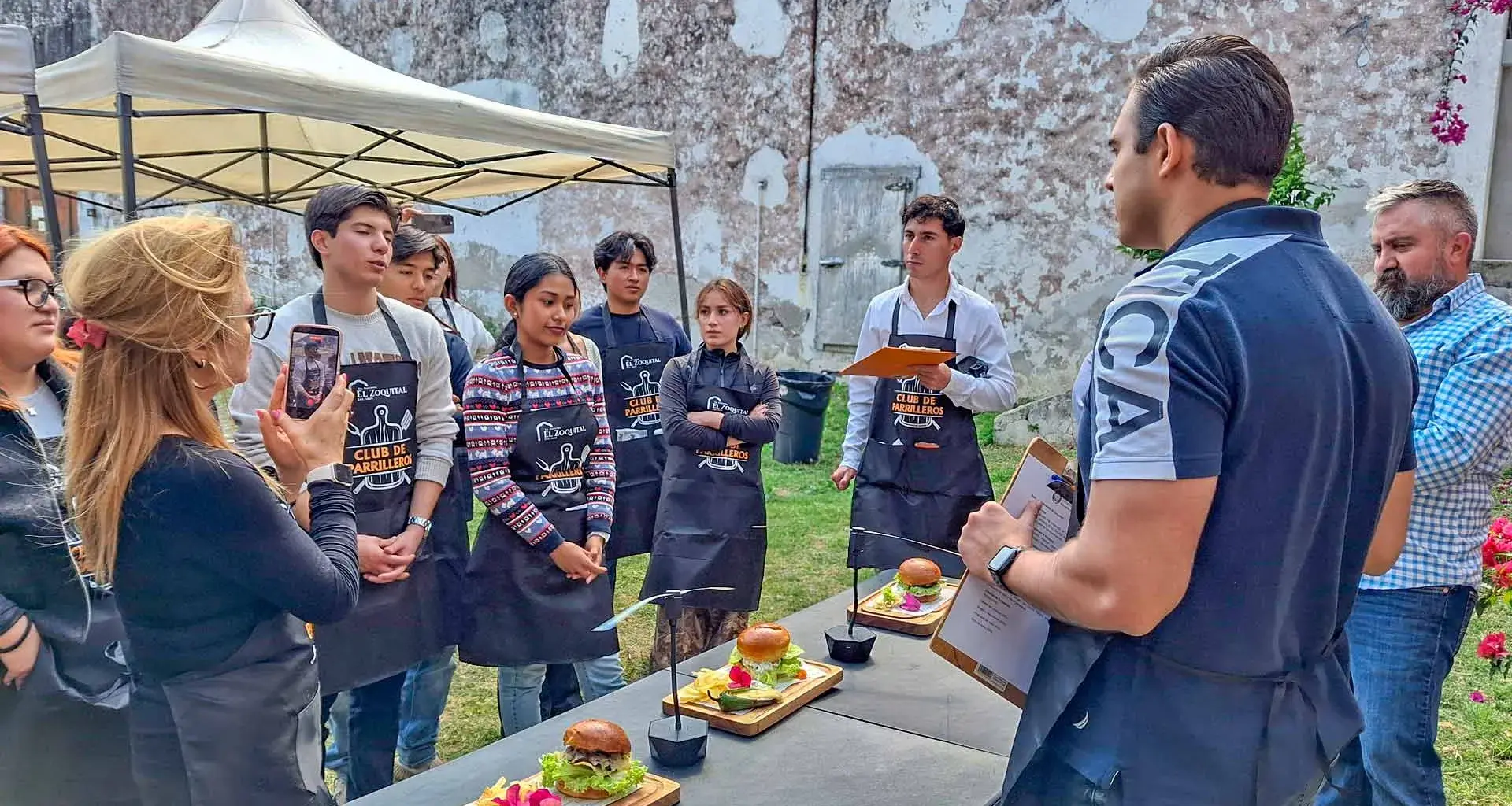 Estudiantes participan en reto con presentación de negocios
