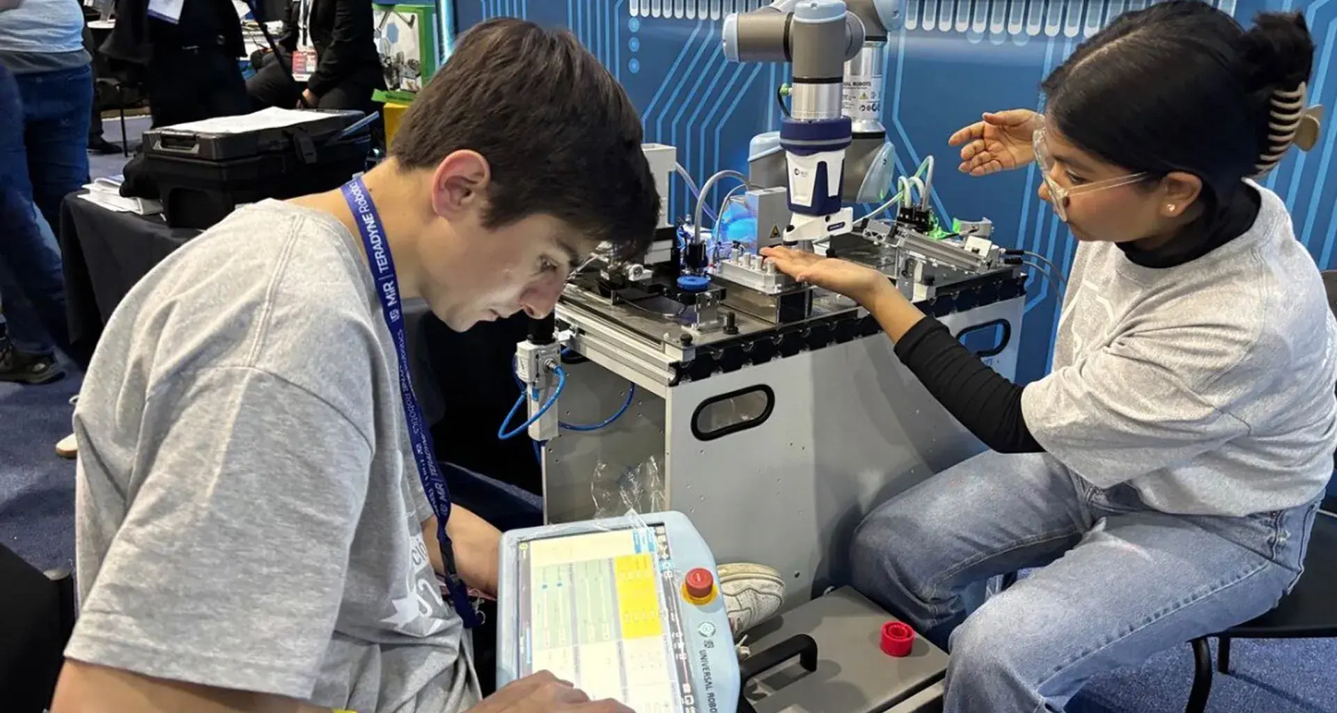 Michelle Álvarez  y José Joaquín Cisneros, estudiantes de Mecatrónica del Tec en Querétaro, ganaron el primer lugar nacional en la competencia COBÓTICA 2026.