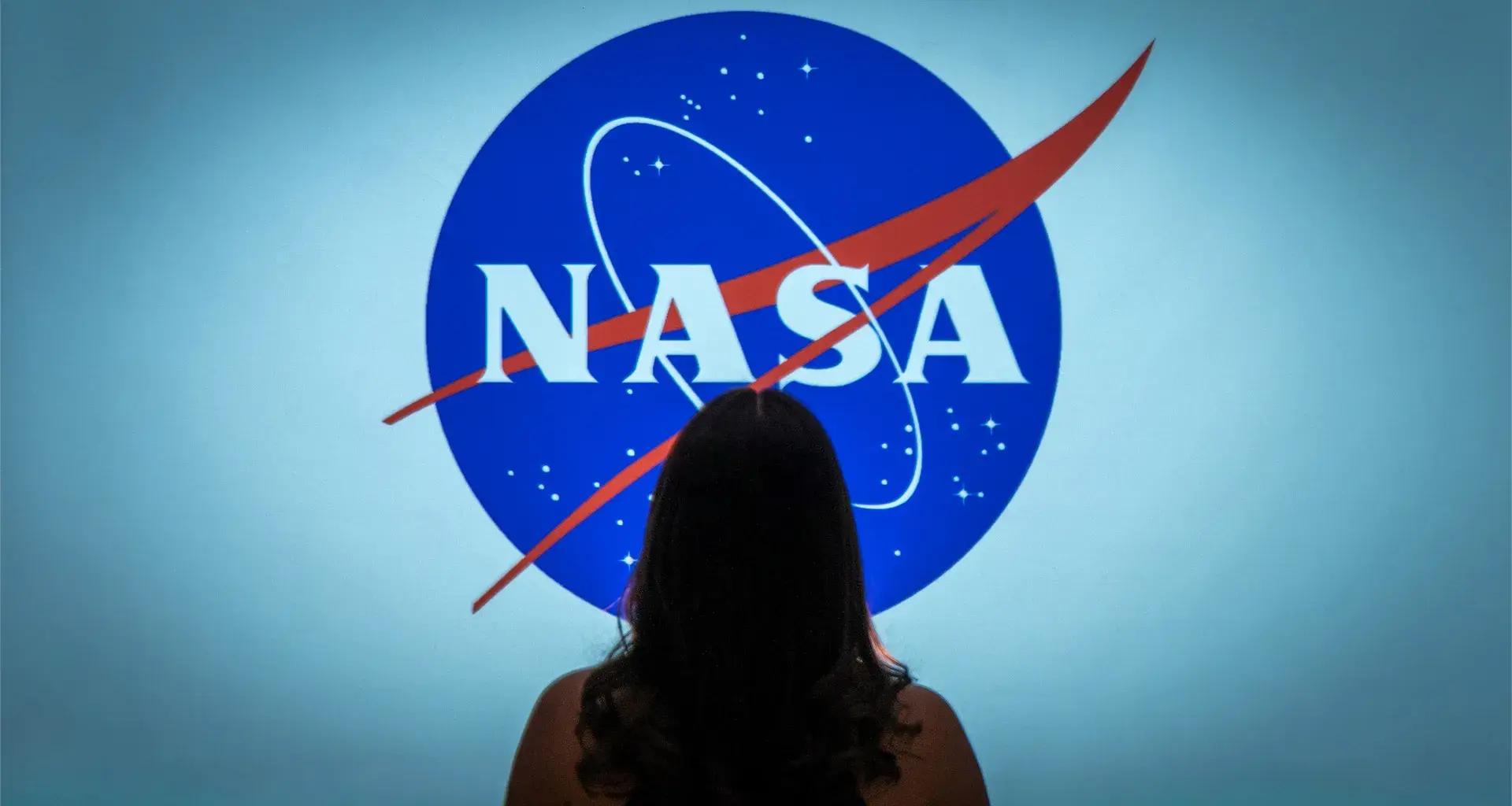 Estudiante volteando a ver el logo de la NASA