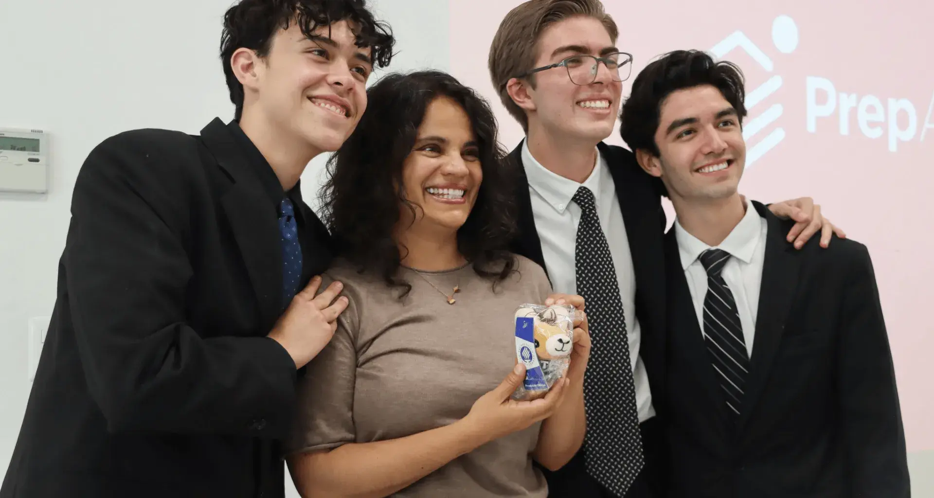 Maestra Brenda con alumnos