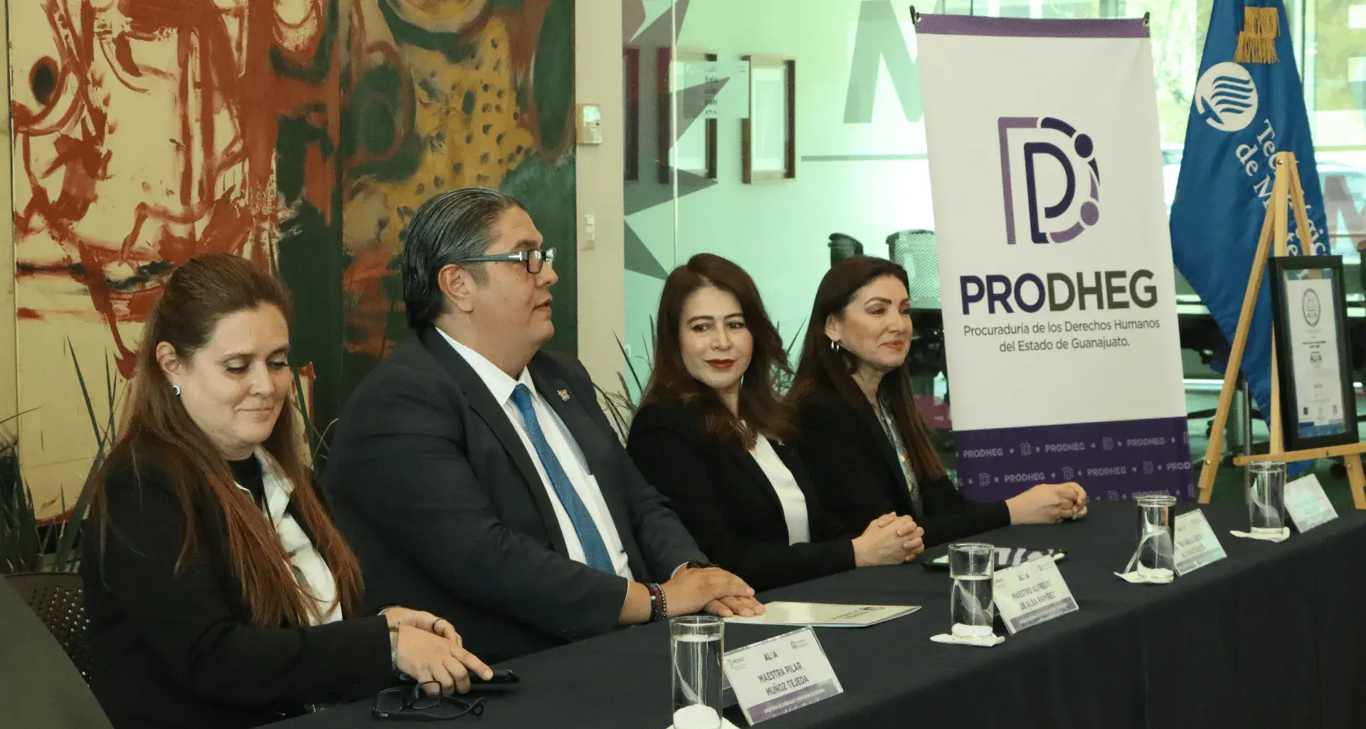 Directivos en evento de entrega del Distintivo ALVA