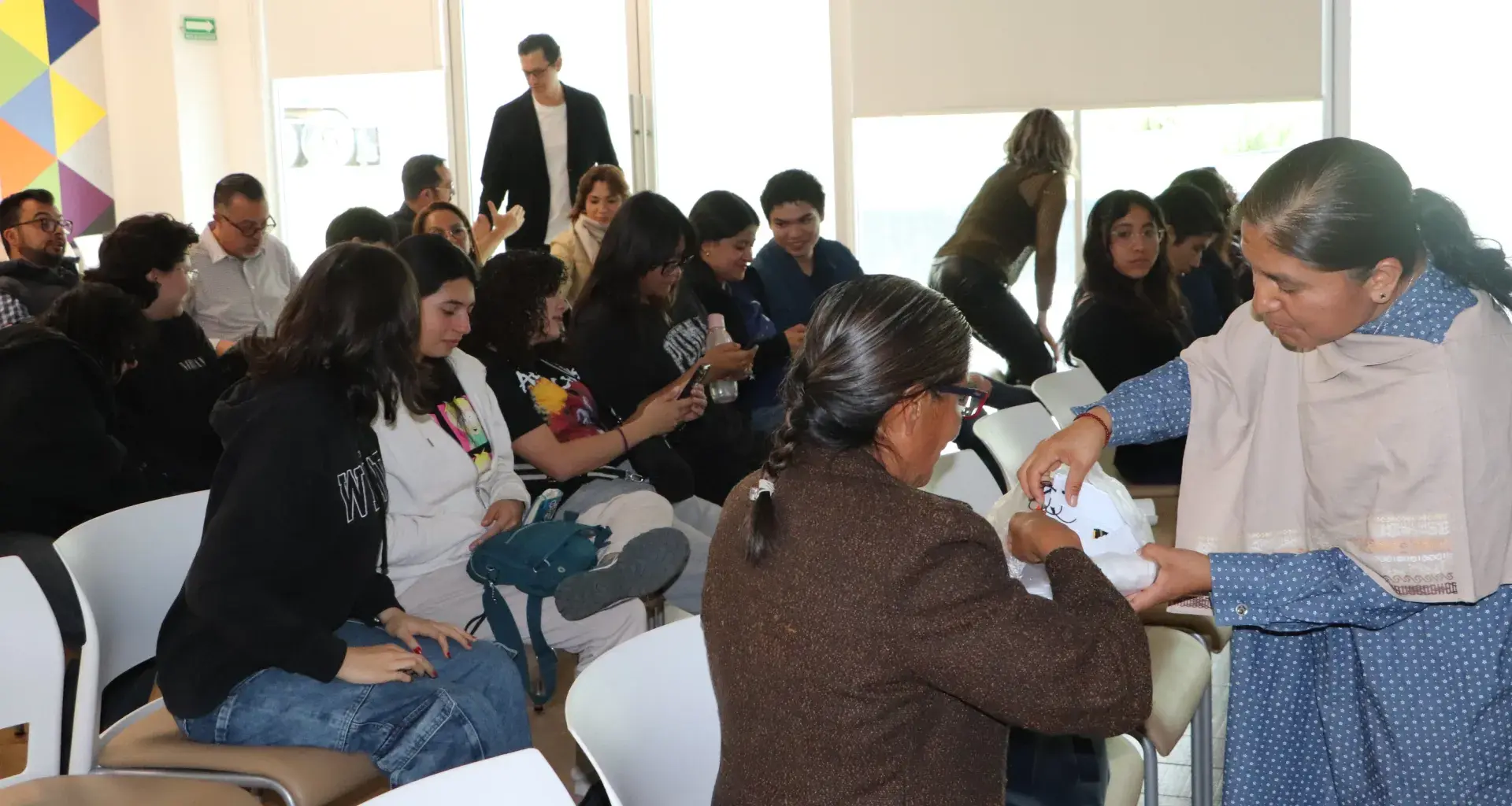 Artesanas otomíes enseñan a bordar