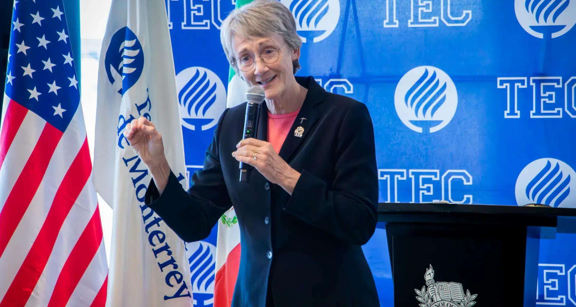 La Dra. Heather Wilson, presidenta de la Universidad de Texas en El Paso (UTEP), dialoga con estudiantes del Tecnológico de Monterrey campus Ciudad Juárez