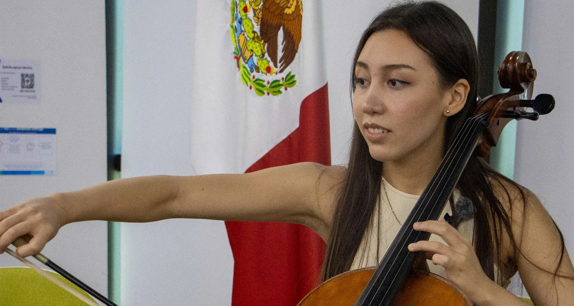 Valeria practicando violonchelo