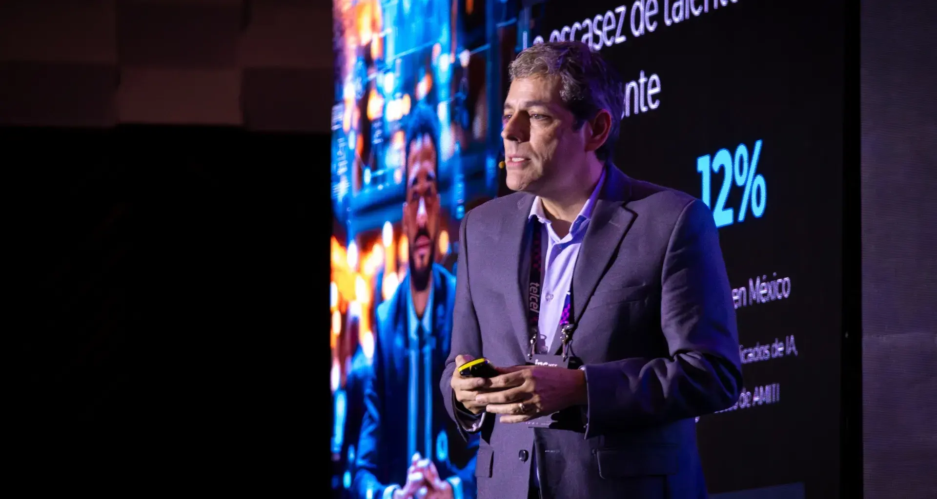 Carlos Zenteno, CEO de Global Hitts, dando una conferencia sobre IA