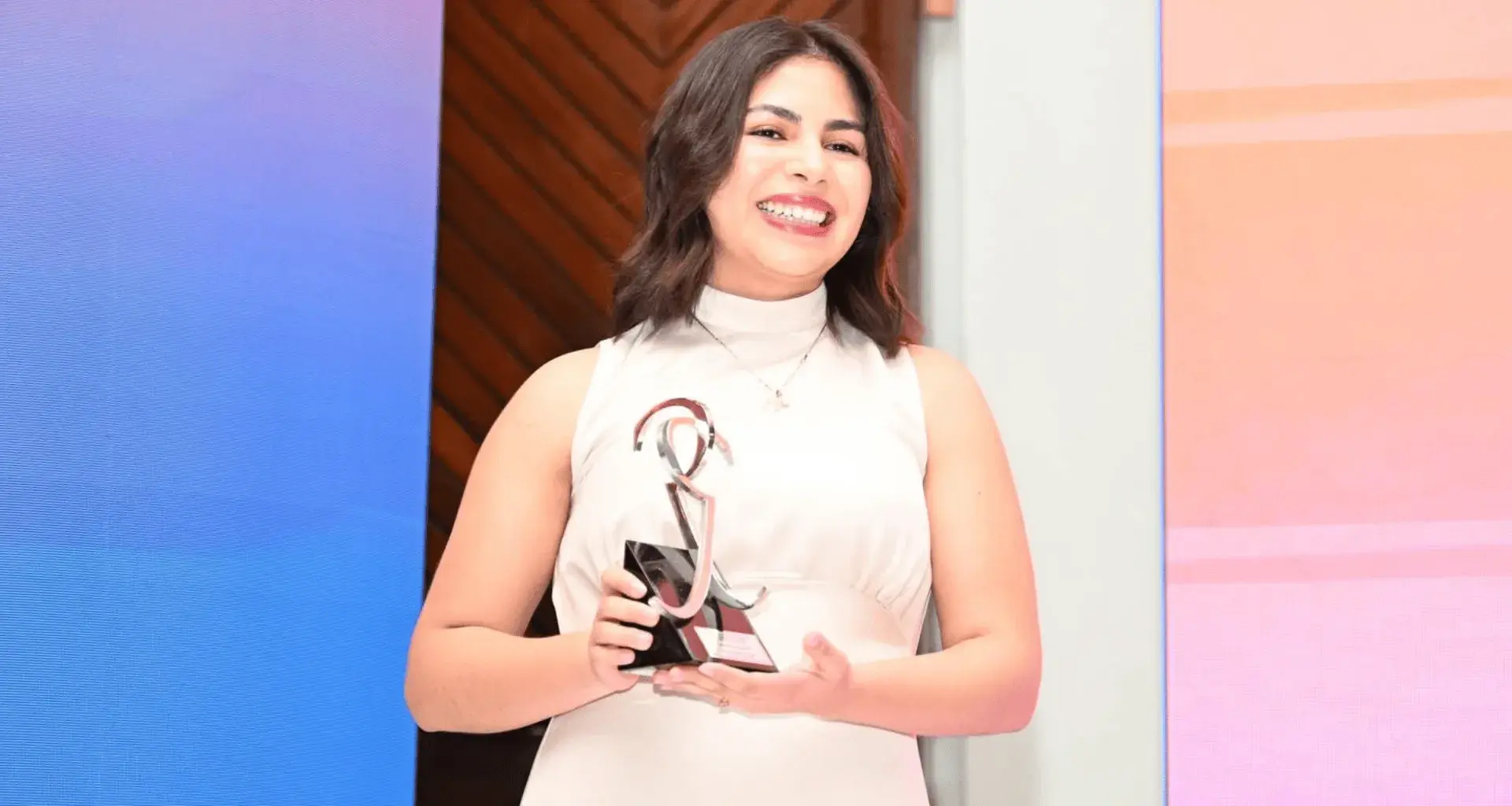 Ximena con su premio Rómulo Garza