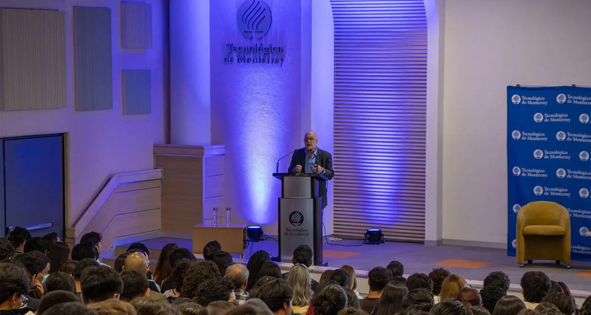 Economista y analista mexicano dialoga sobre economía en Tec Toluca