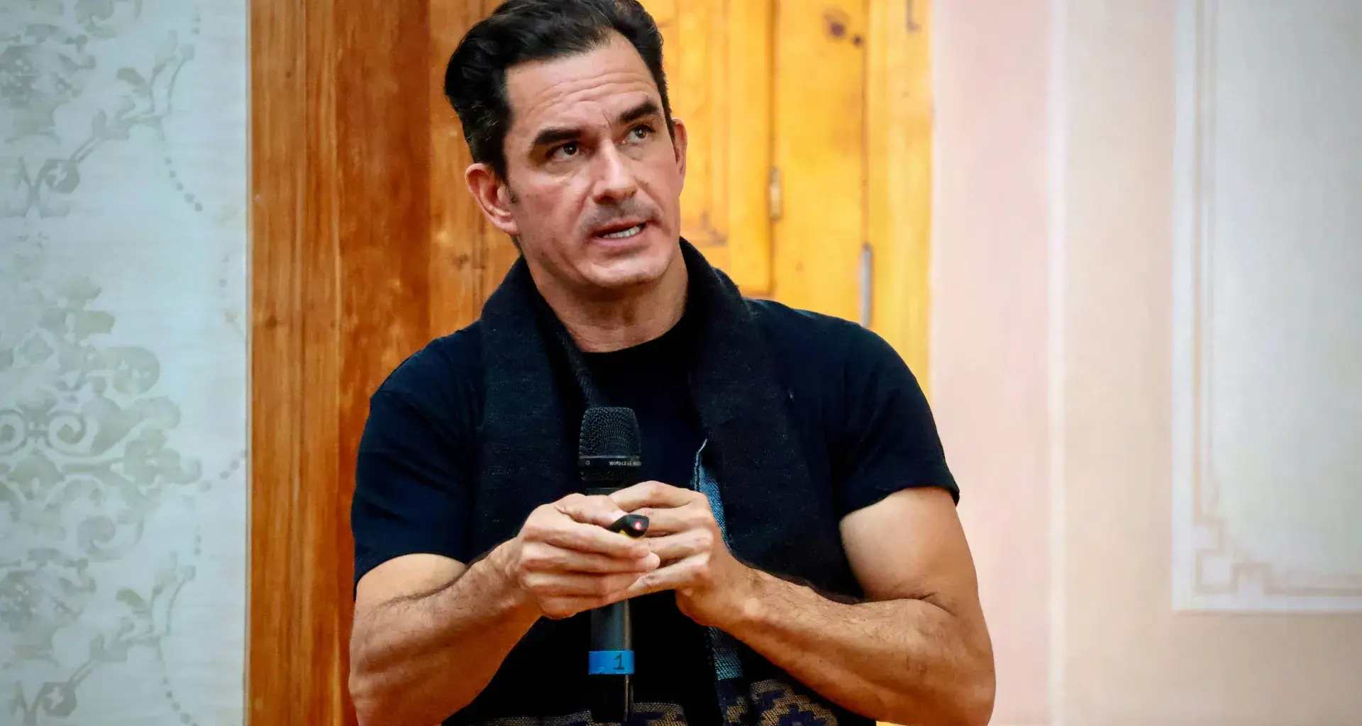 El arquitecto Juan Carral durante su charla en Chihuahua para celebrar los 80 años del programa de Arquitectura del Tec