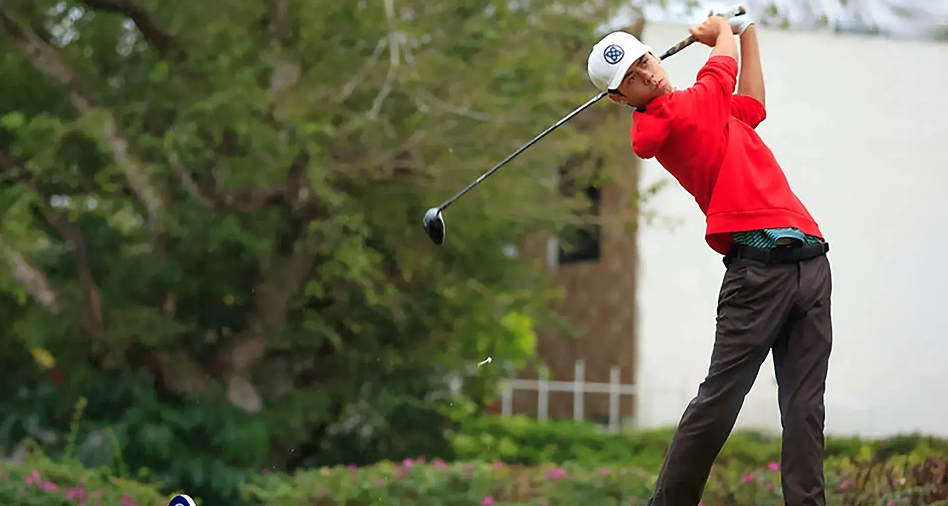 Práctica de golf, joven alumno de PrepaTec Santa Anita participa en torneos profesionales. 