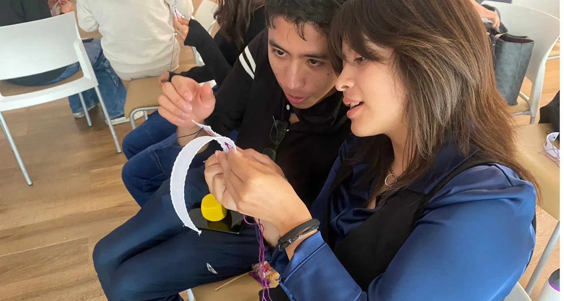 Estudiantes bordan con técnica ñañú